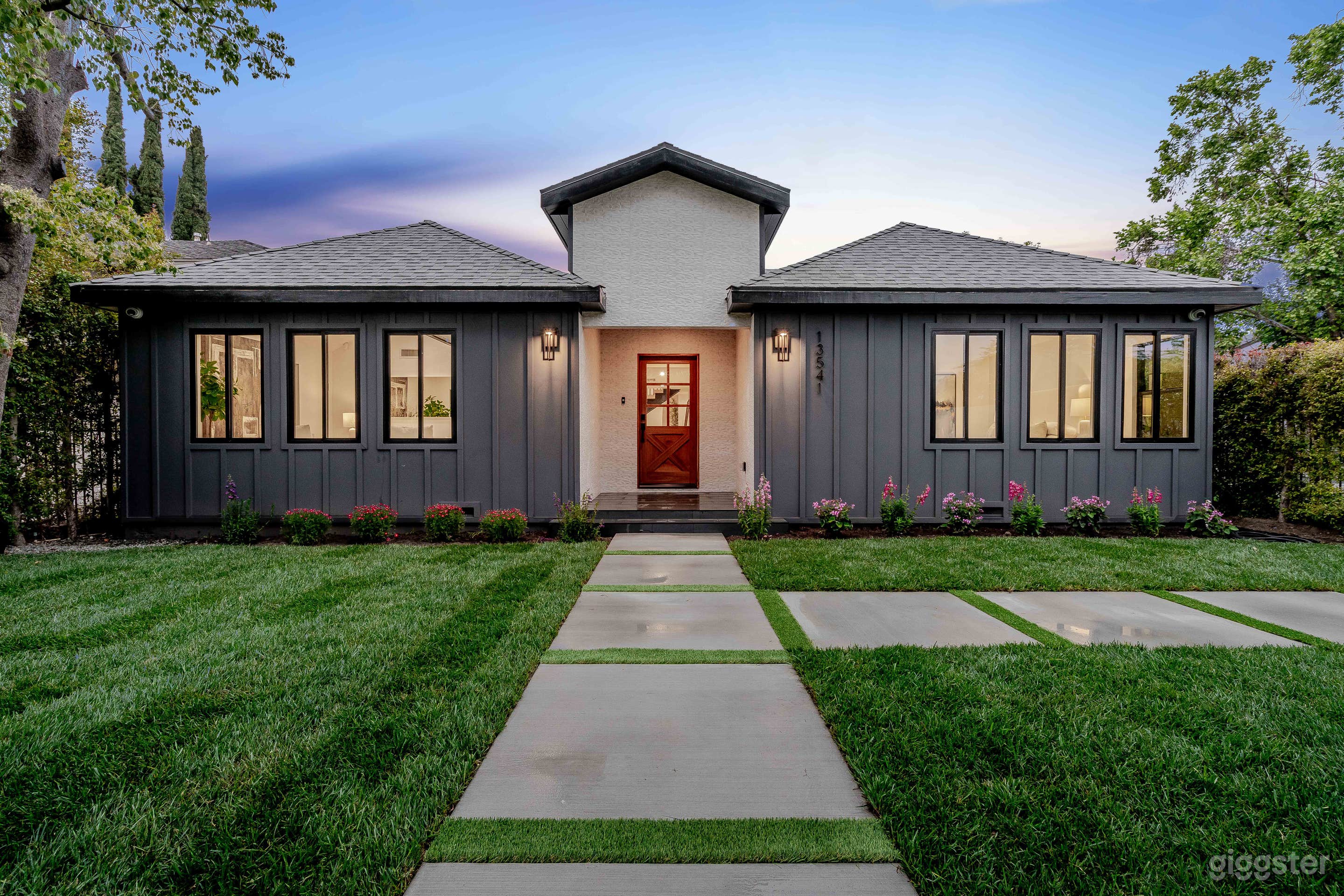 Stunning Modern Farmhouse Home Fully Furnished Photo 1