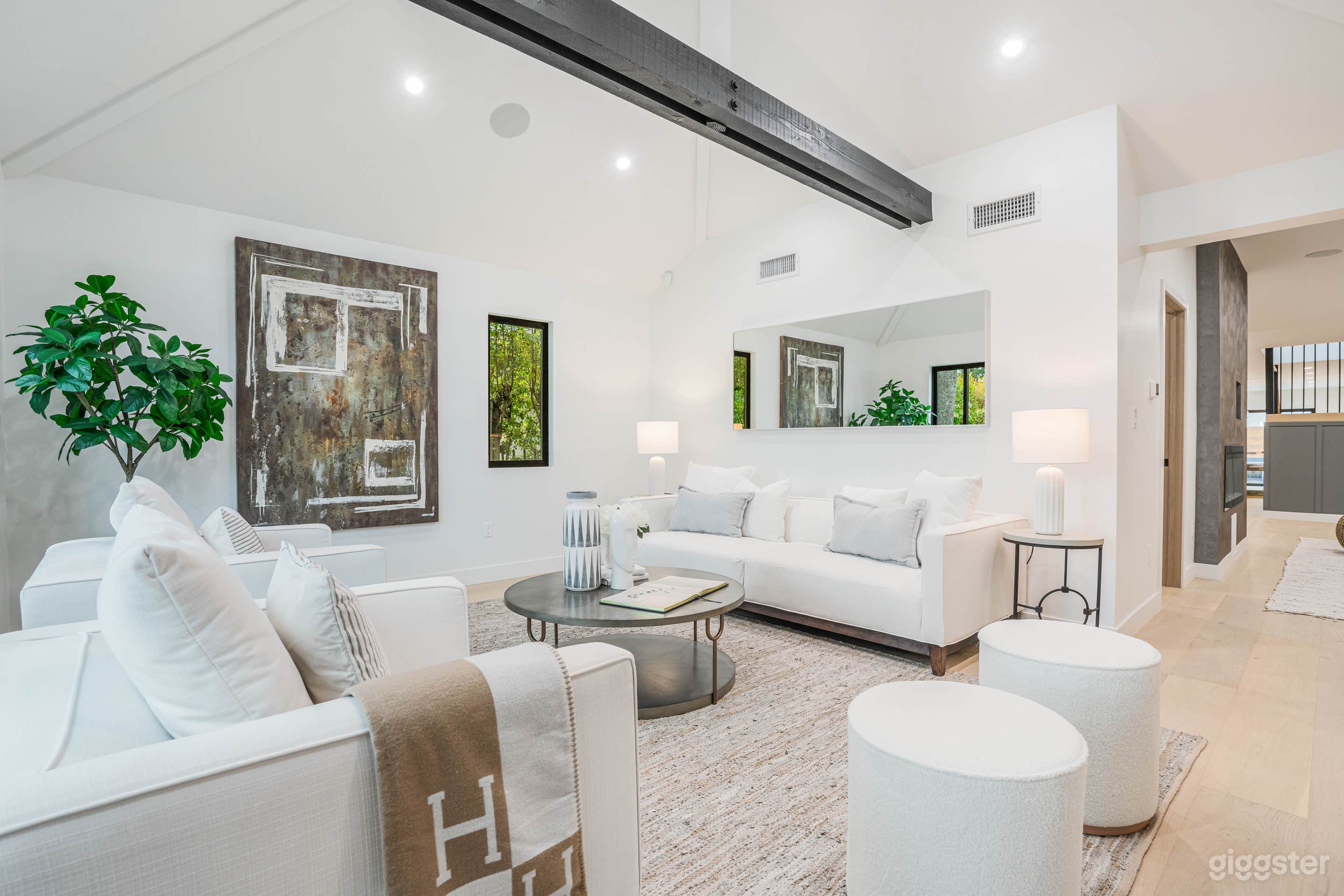 Stunning Modern Farmhouse Home Fully Furnished Photo 2