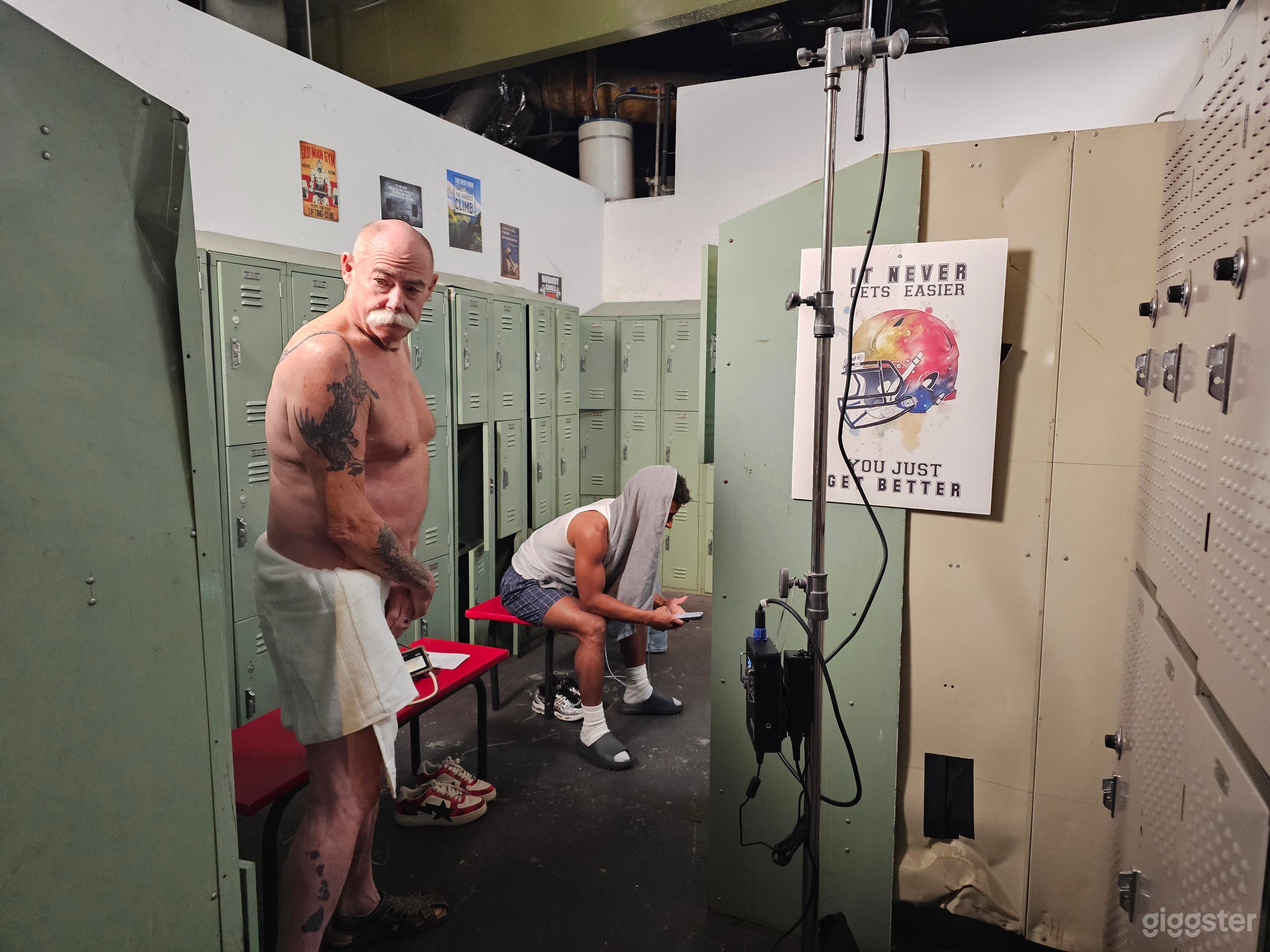 Locker room with lots of props and shower / classroom Photo 3