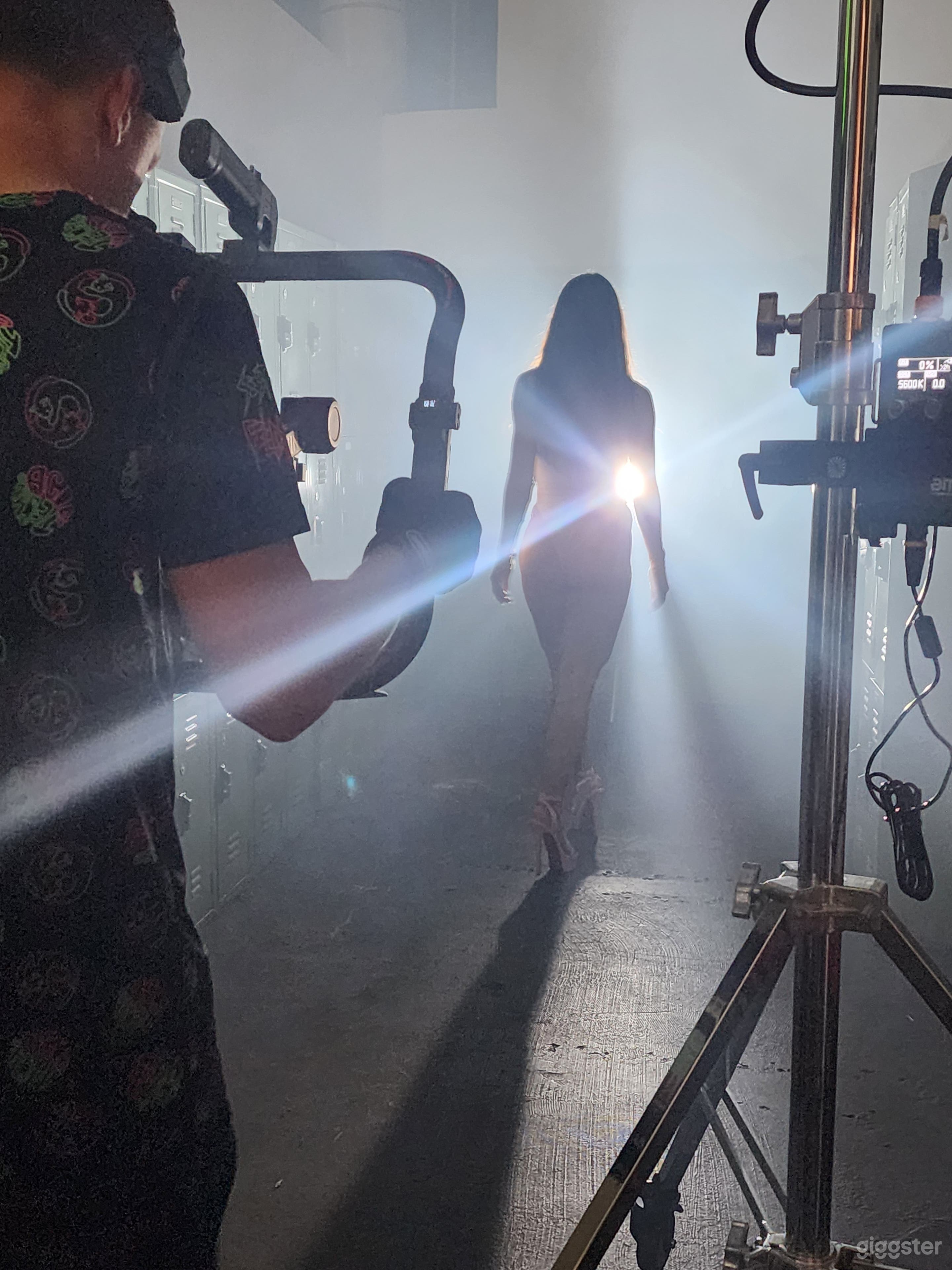 Locker room with lots of props and shower / classroom Photo 2