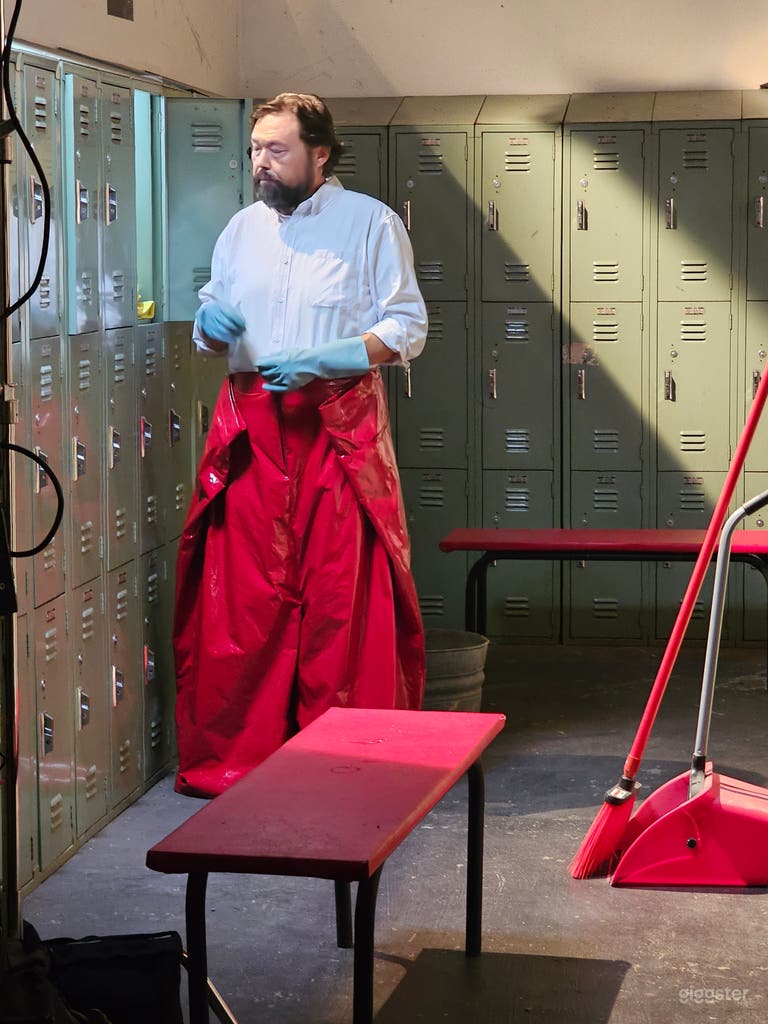  Vestiaire avec de nombreux accessoires et douche / salle de classe 