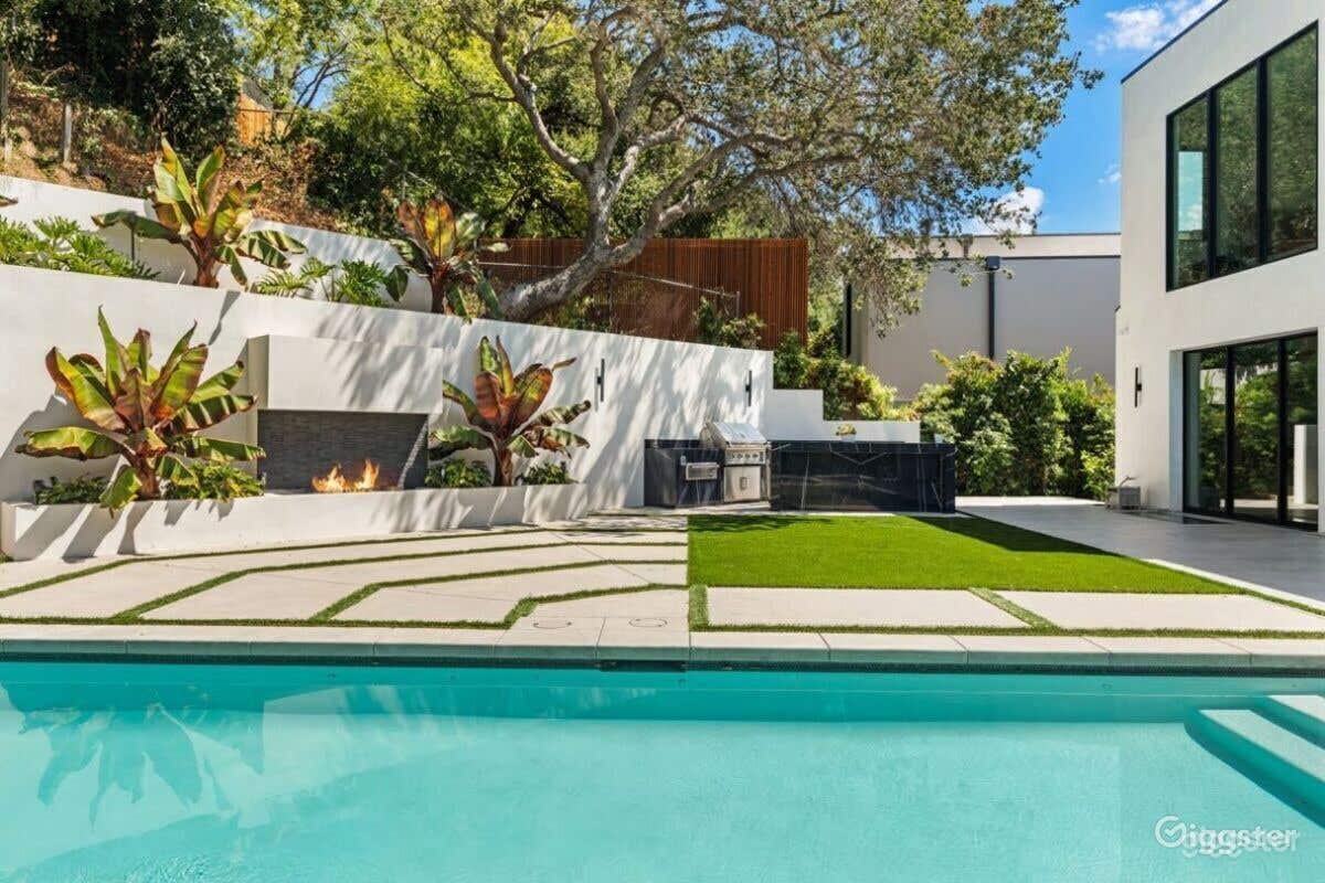 A Spa Pool in a Sophisticated tropical backyard  Photo 4