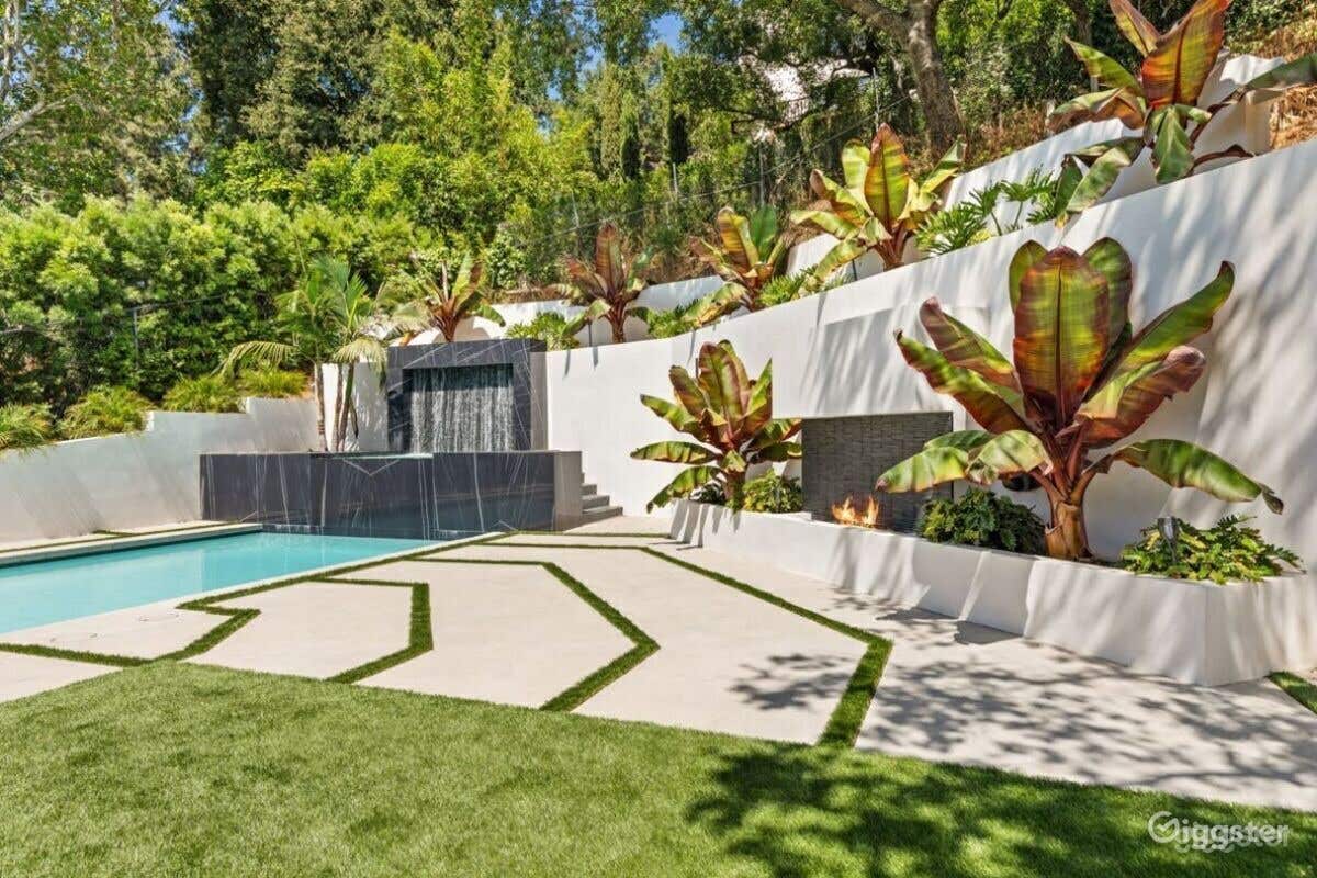 A Spa Pool in a Sophisticated tropical backyard  Photo 2