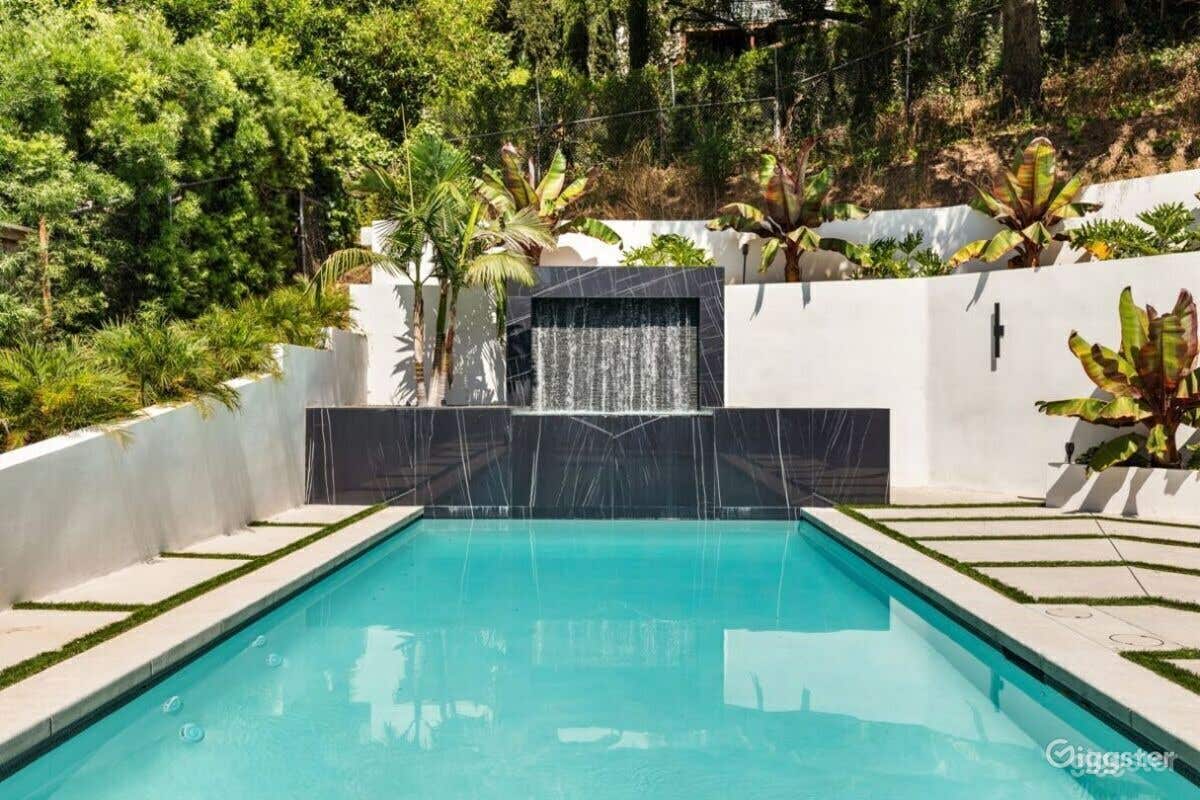 A Spa Pool in a Sophisticated tropical backyard  Photo 3