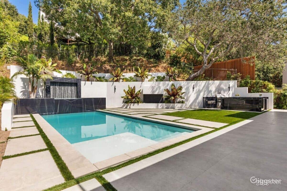 A Spa Pool in a Sophisticated tropical backyard  Photo 1