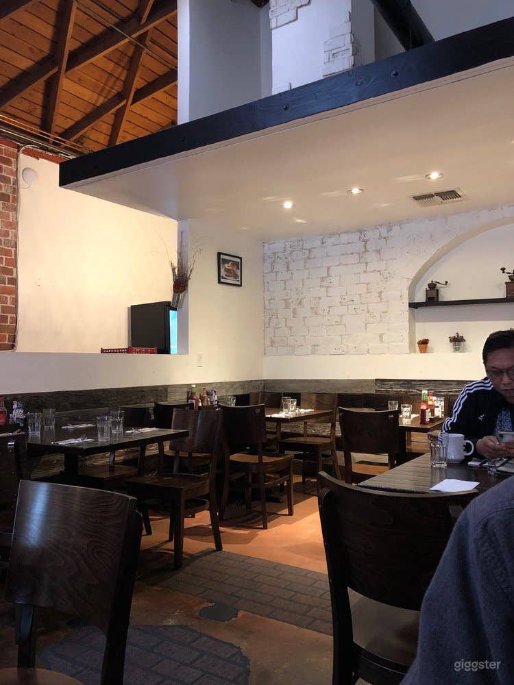 Stylish Dining Room in Merlose Photo 4