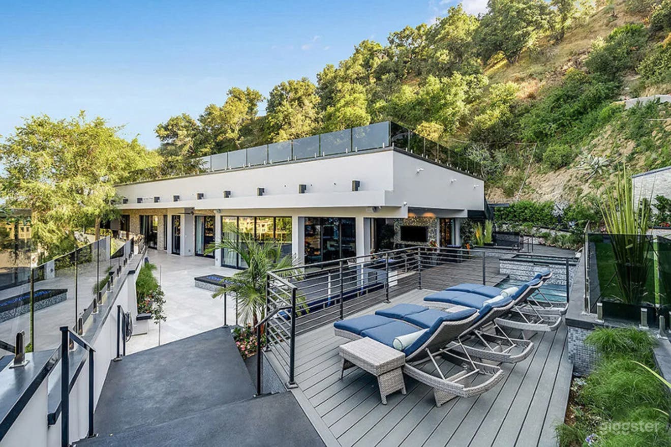 Modern Bel-Air Mega Mansion with Pool, Gym &amp; Luxe Interi Photo 3