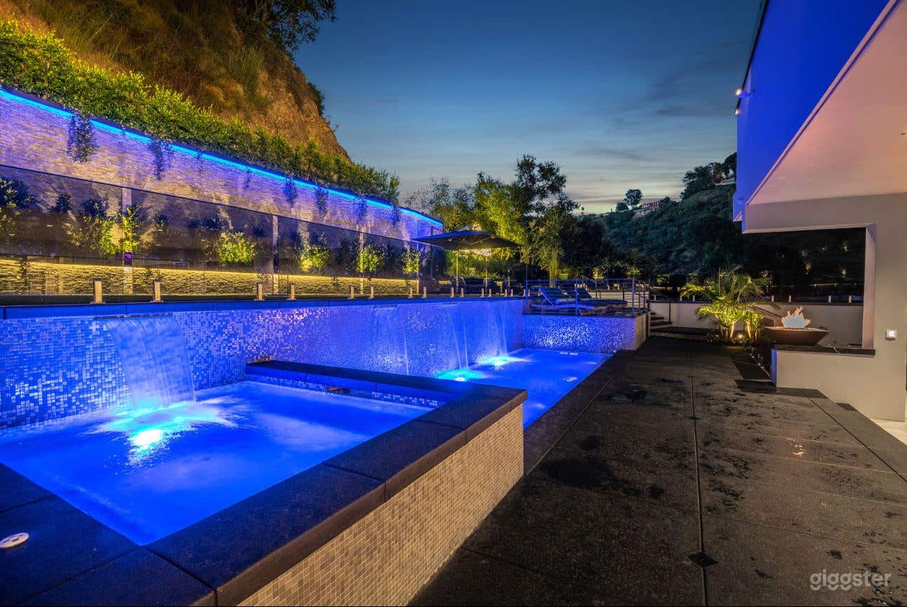 Modern Bel-Air Mega Mansion with Pool, Gym &amp; Luxe Interi Photo 4