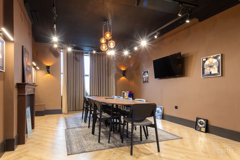  Stylish and Modern Boardroom 