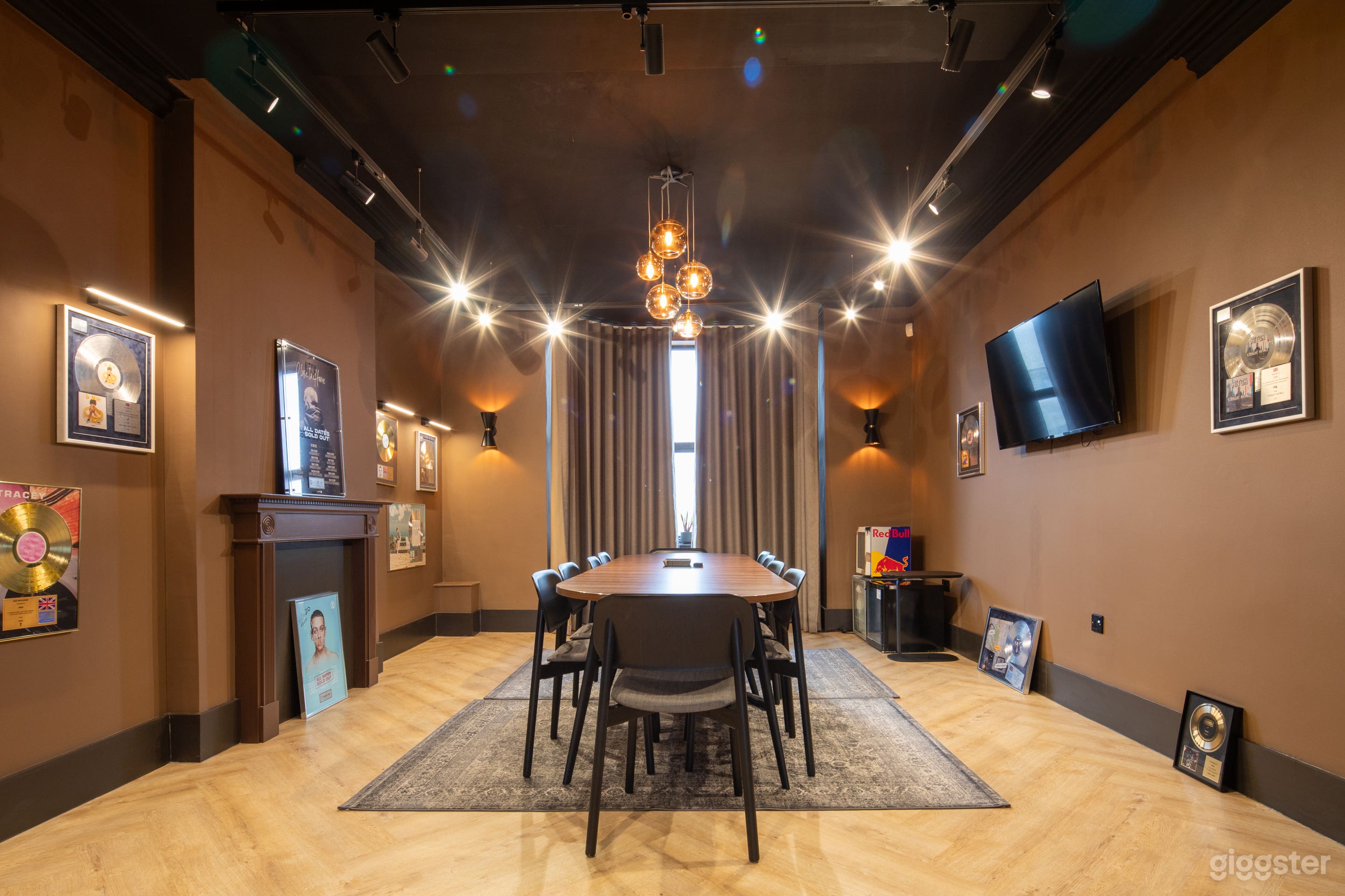 Stylish and Modern Boardroom Photo 1