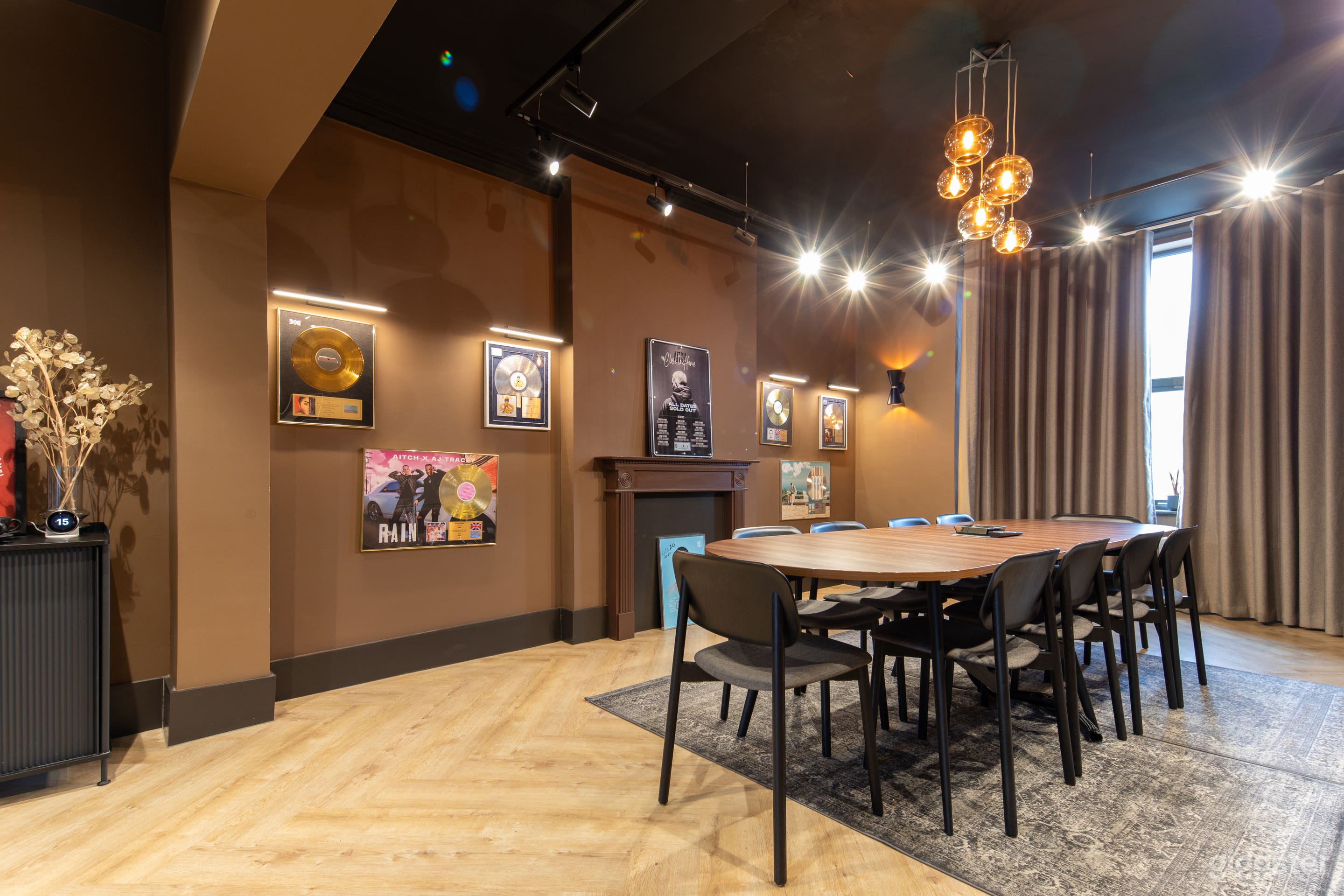 Stylish and Modern Boardroom Photo 2