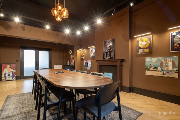  Stylish and Modern Boardroom 