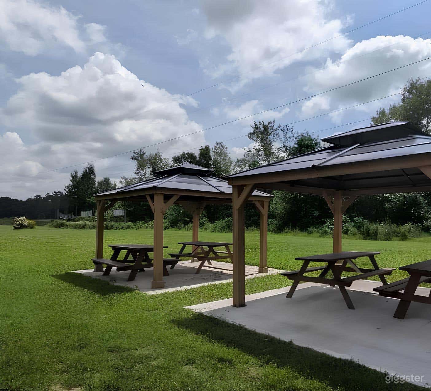 GAZEBO WITH PICNIC TABLE Photo 3