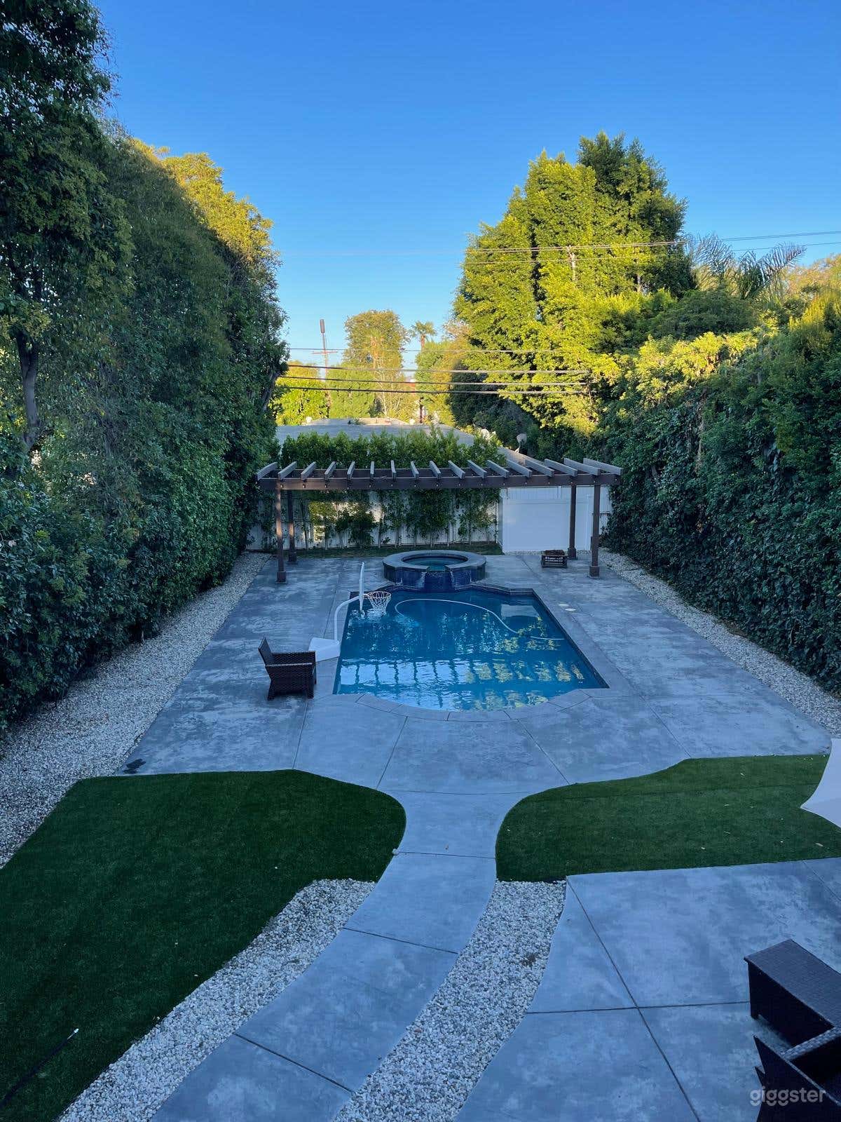 Spacious backyard and pool with jacuzzi. Photo 1
