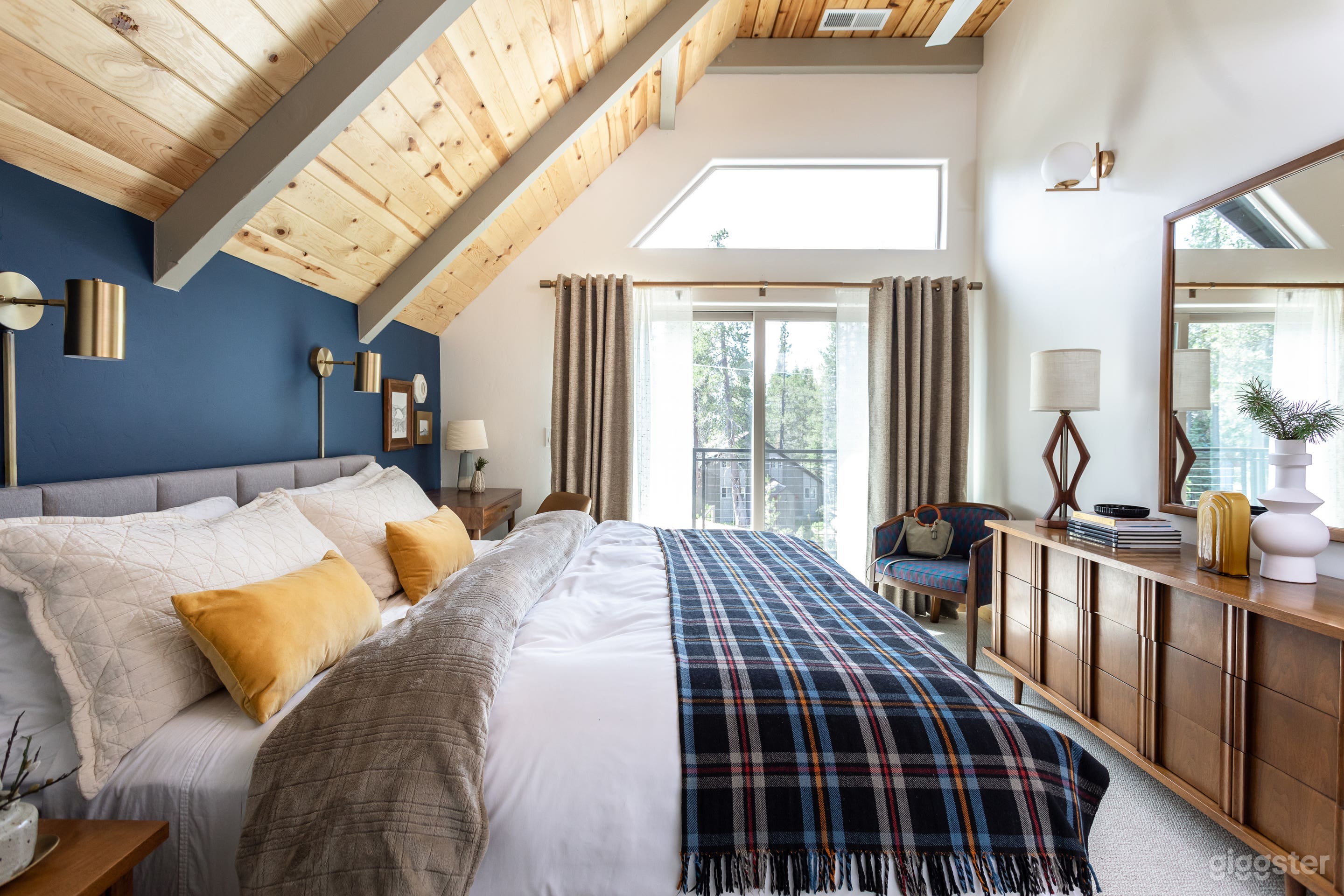 Van Norden Lodge: Serene Lakes Photo 4