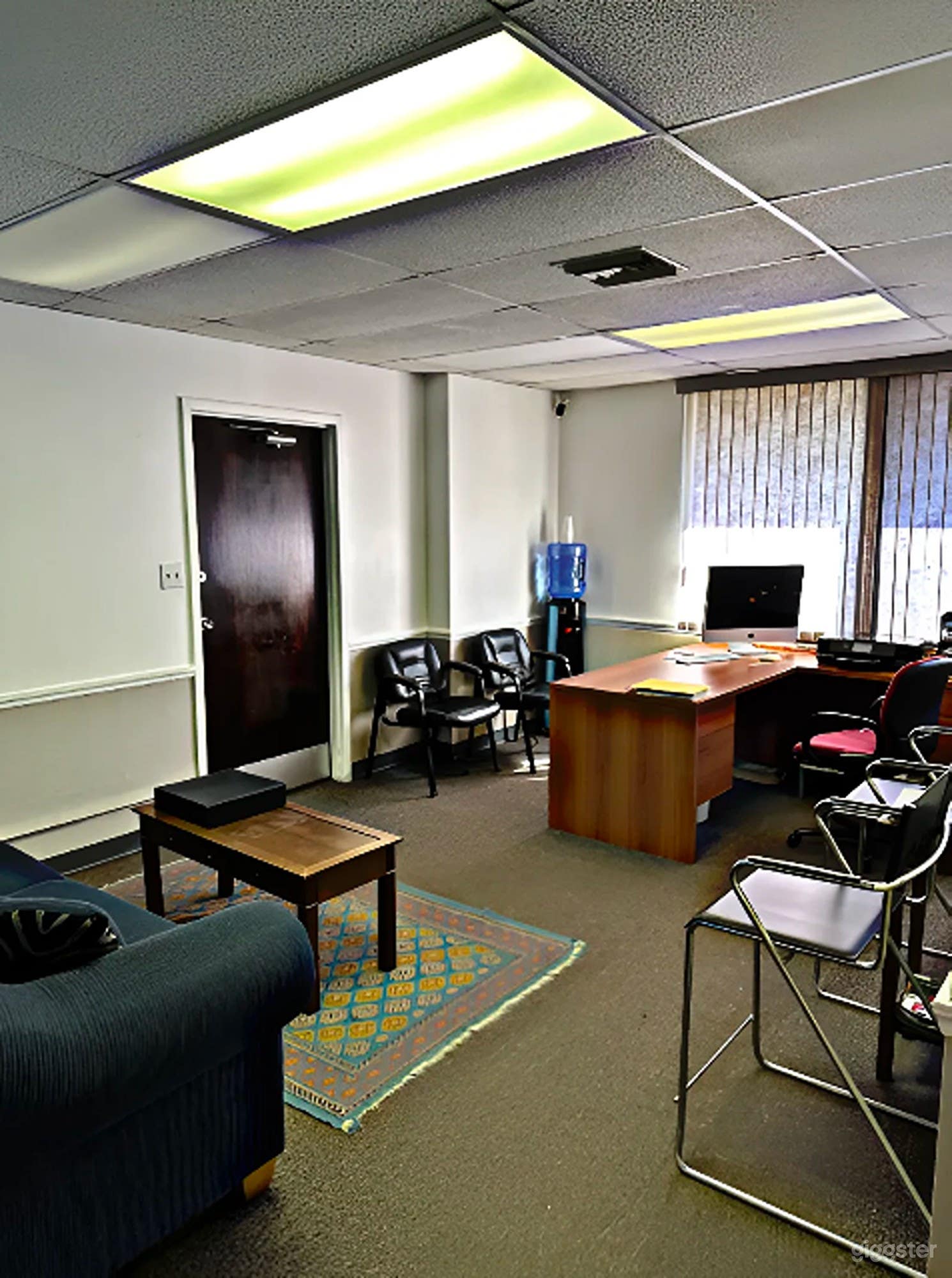 Bright &amp; Spacious Community Lounge Photo 2