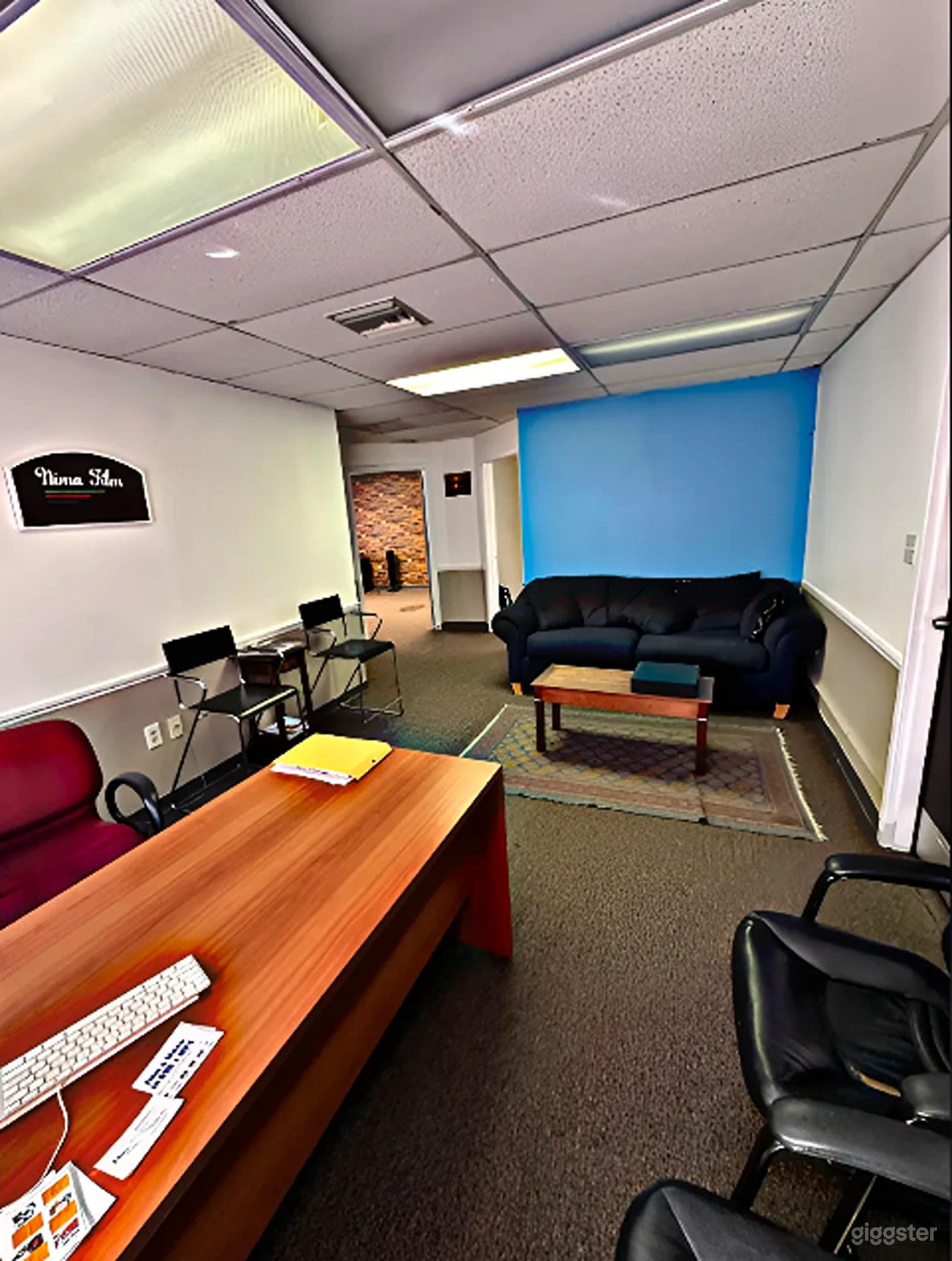Bright &amp; Spacious Community Lounge Photo 1