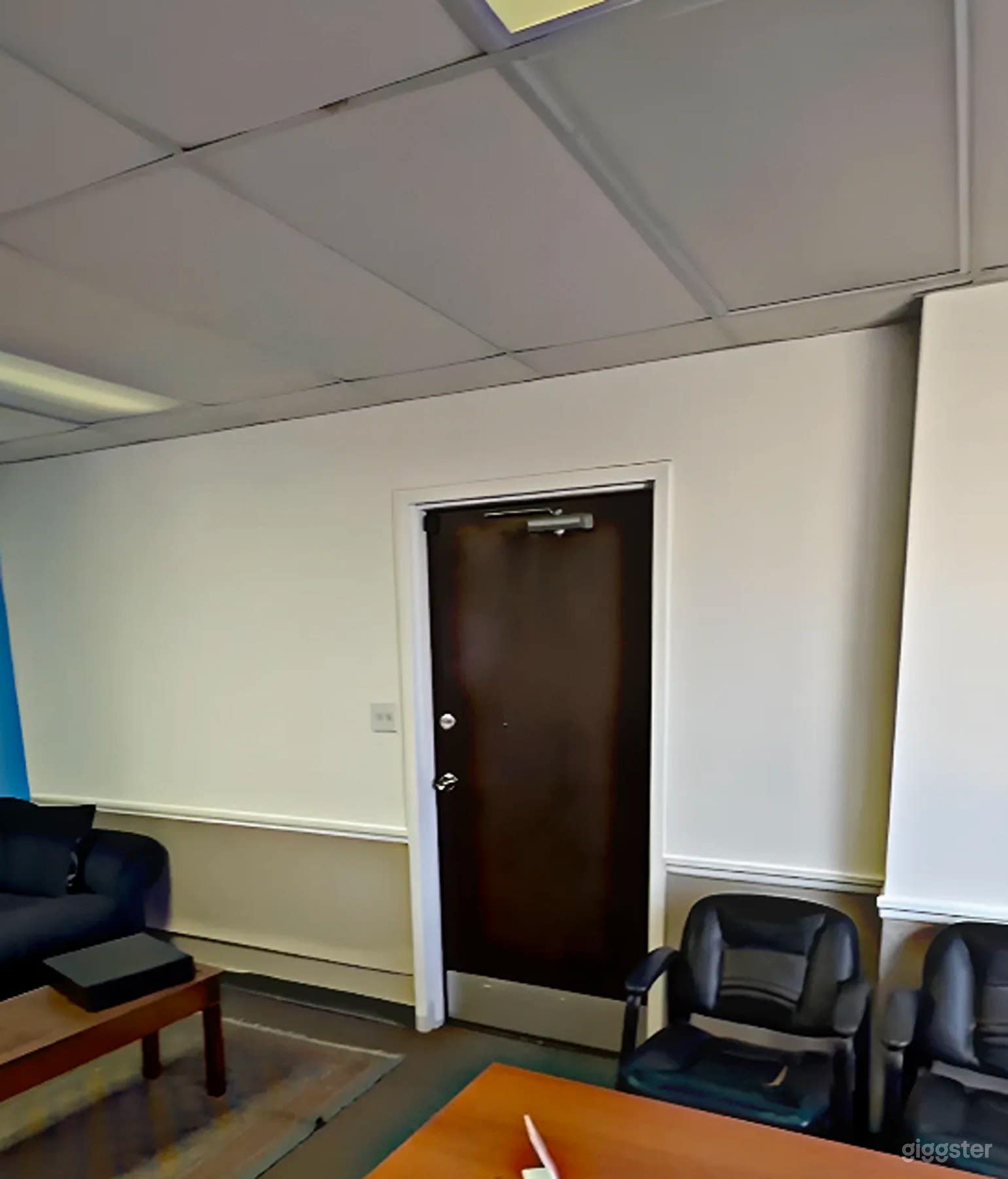 Bright &amp; Spacious Community Lounge Photo 4