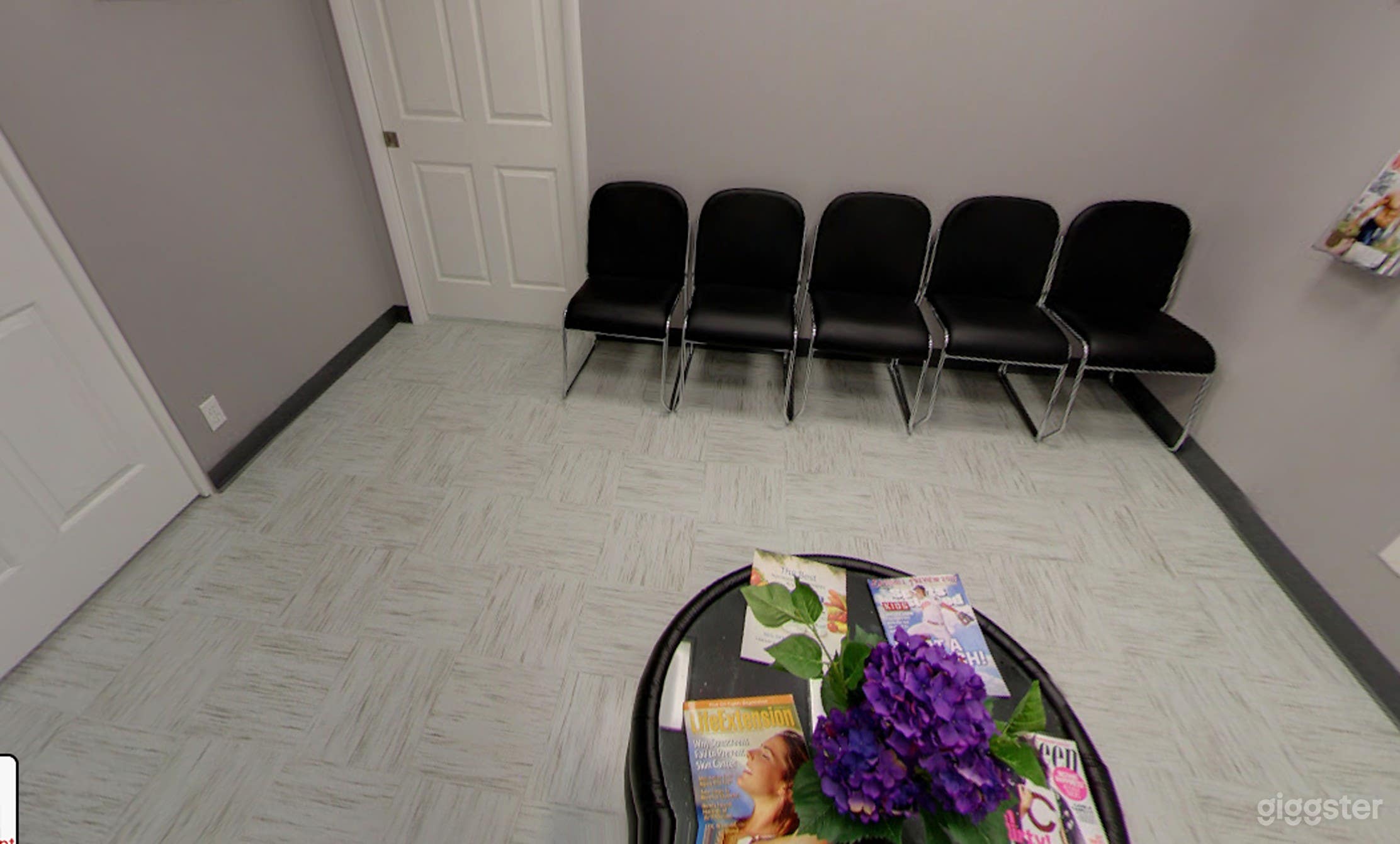 Bright &amp; Spacious Community Lounge Photo 3