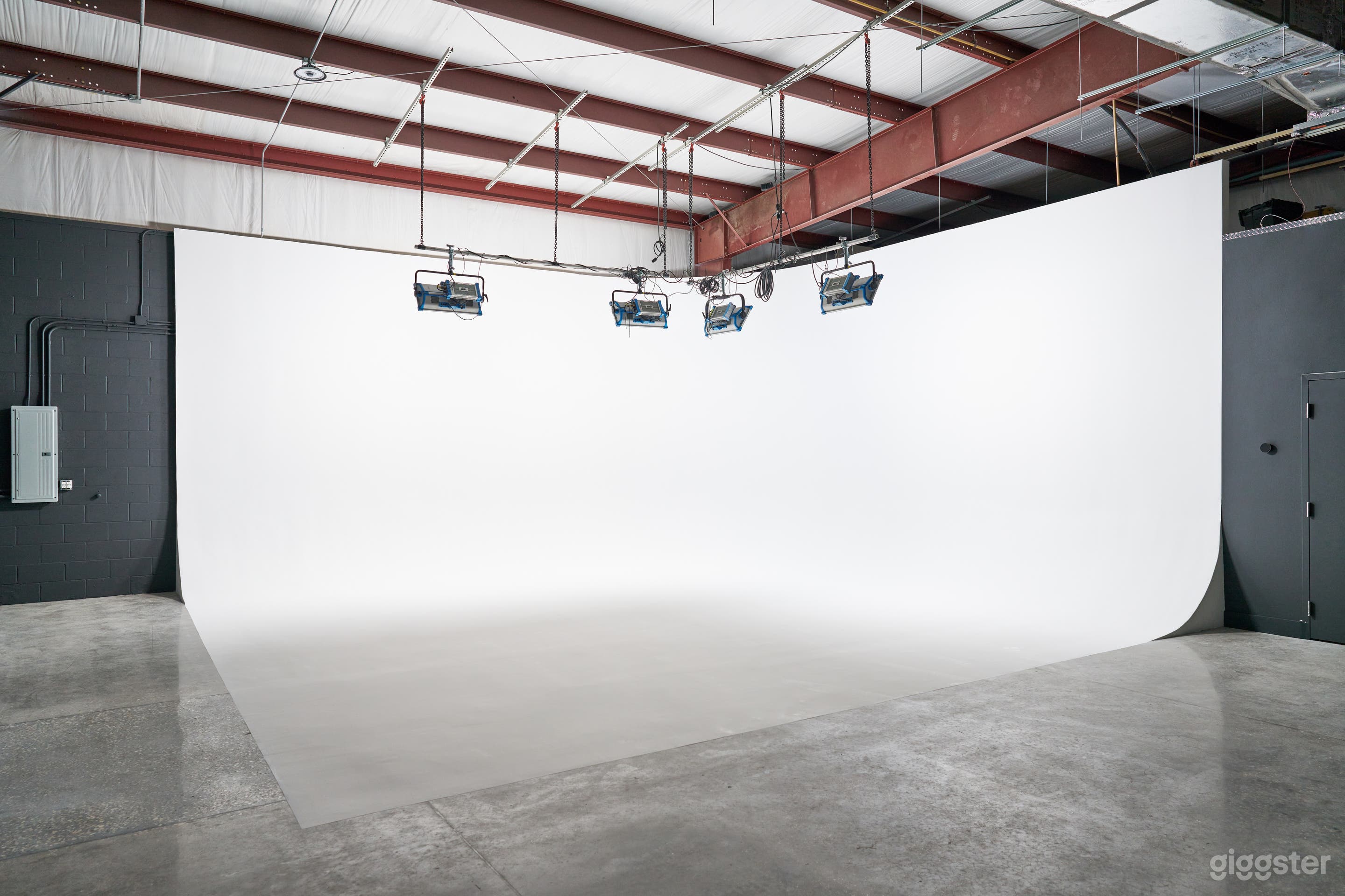 25x25 White Cyc Studio + Conference Room - Orlando Photo 3