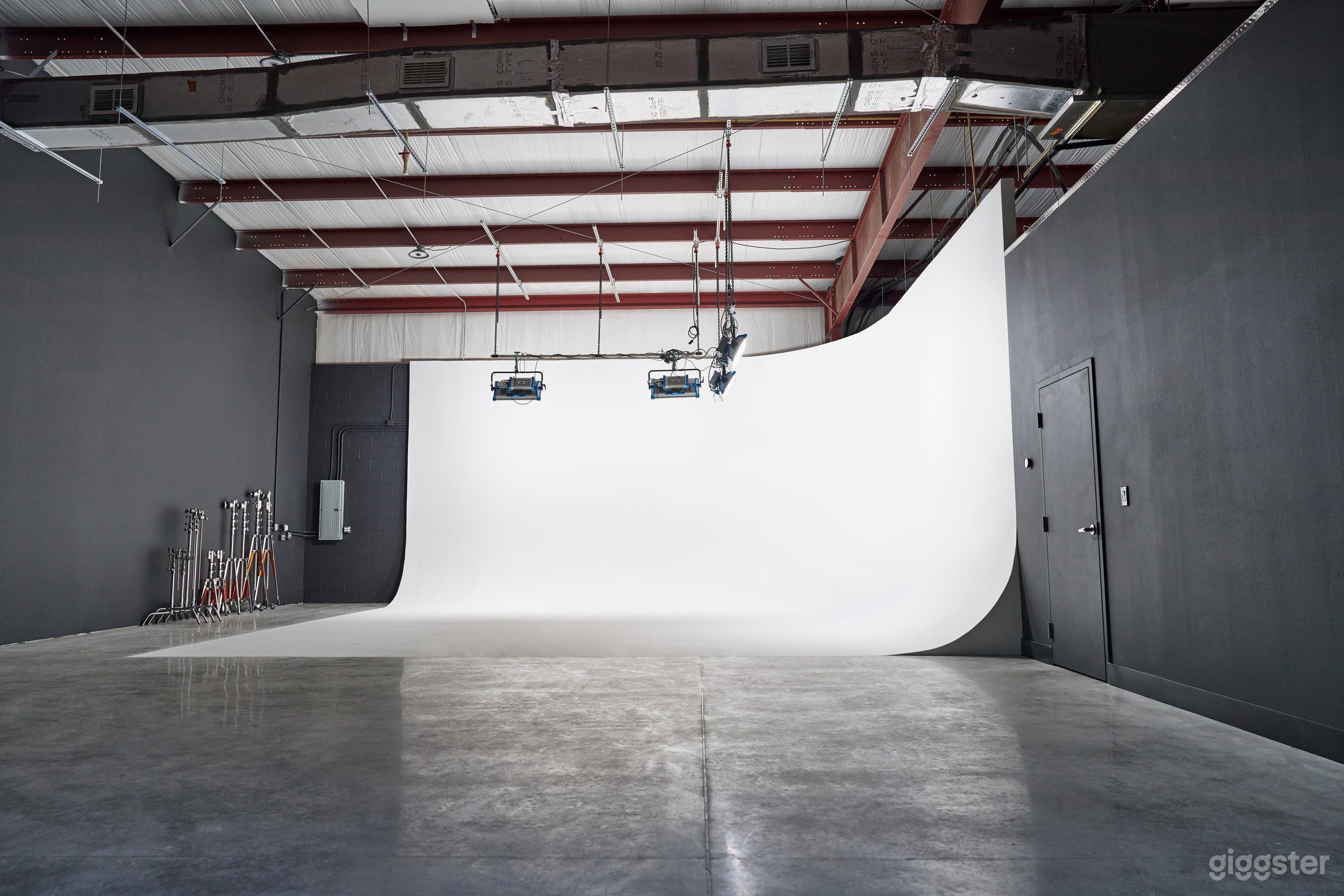 25x25 White Cyc Studio + Conference Room - Orlando Photo 1