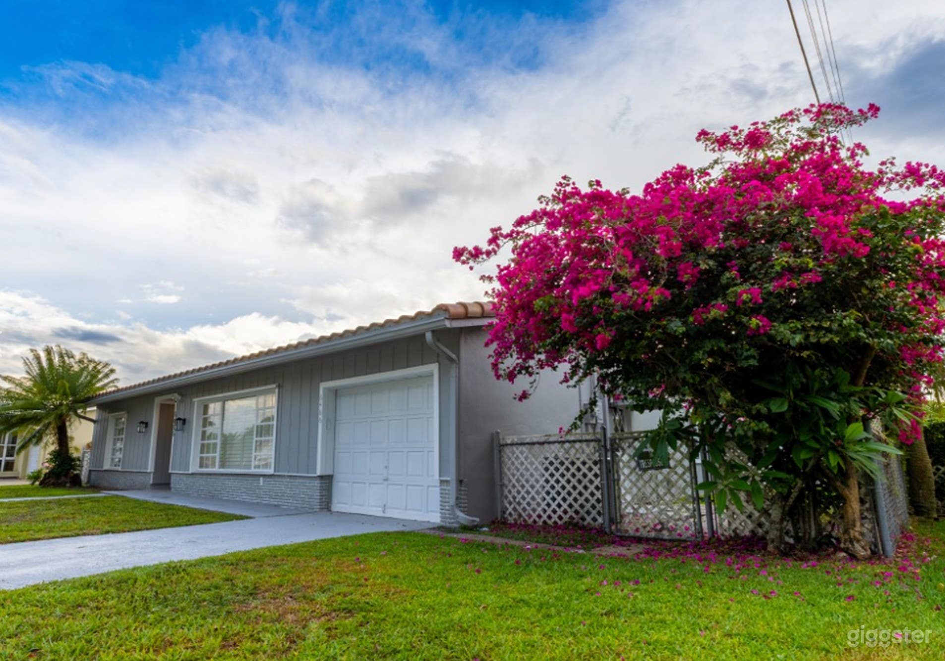 Modern 4BR Villa with Pool Near Casino Photo 1