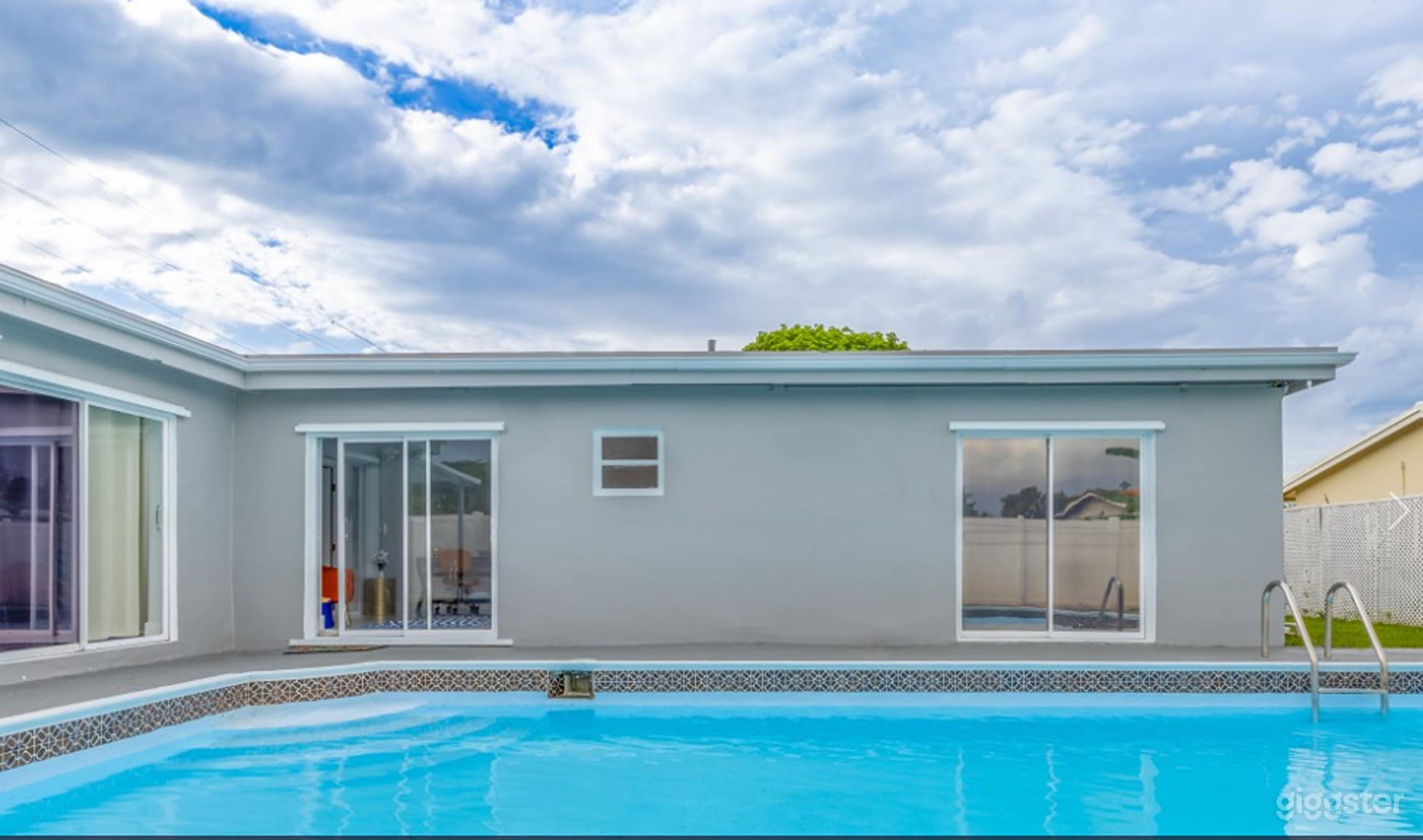 Modern 4BR Villa with Pool Near Casino Photo 2