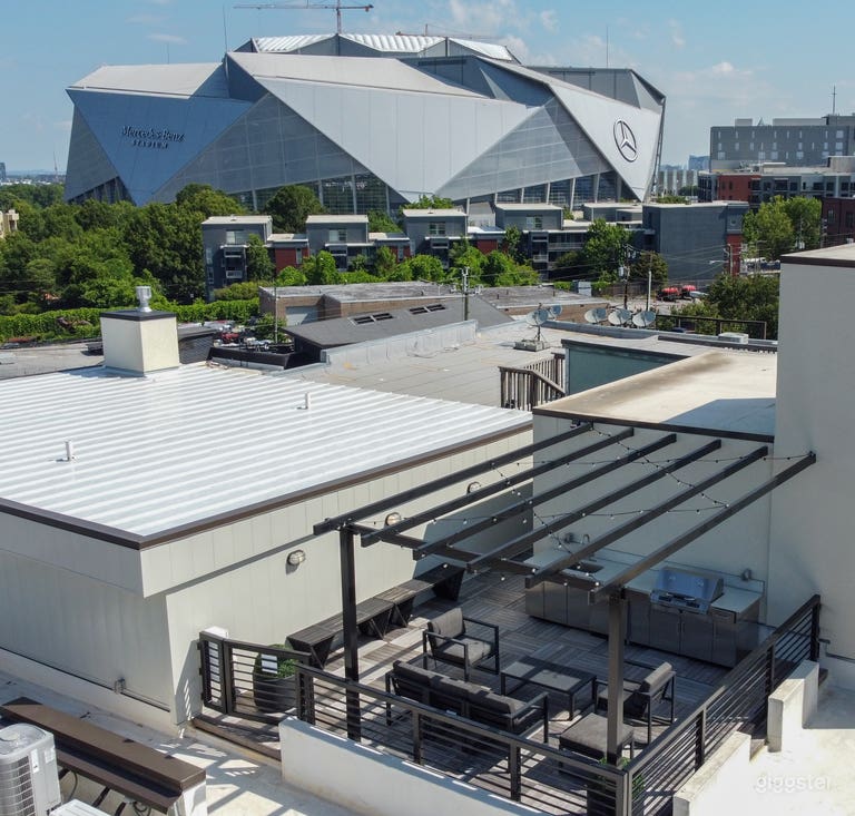  Roof top with city views 