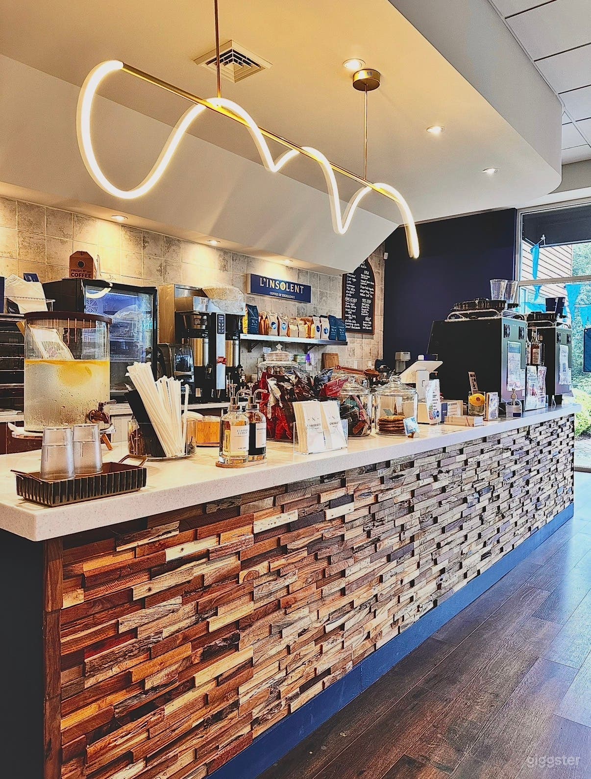 Bright Modern Coffee Shop   Photo 3