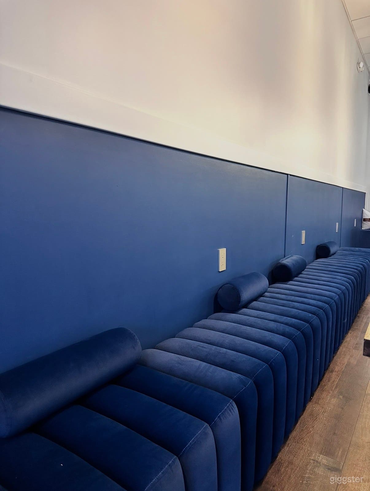 Bright Modern Coffee Shop   Photo 4