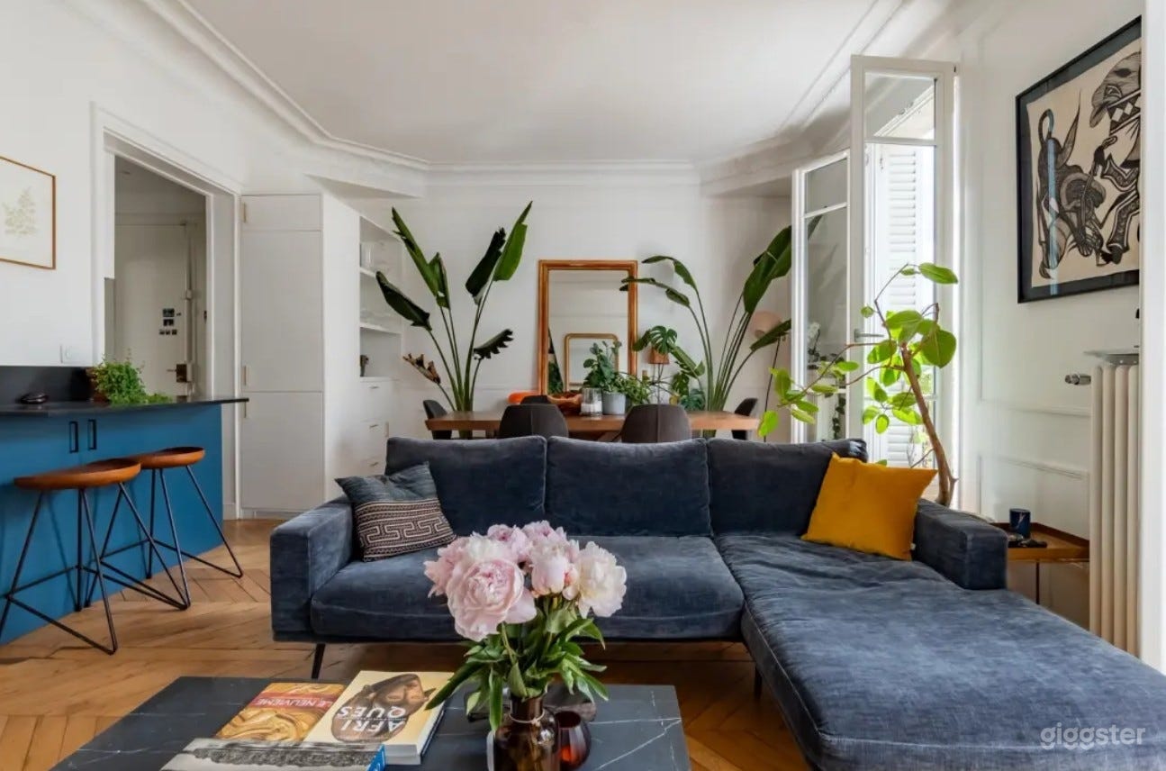 Photo de Appartement élégant à Paris avec vue emblématique sur la ville 2