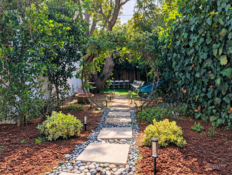  Large Mountain View Home with Stunning Backyard 