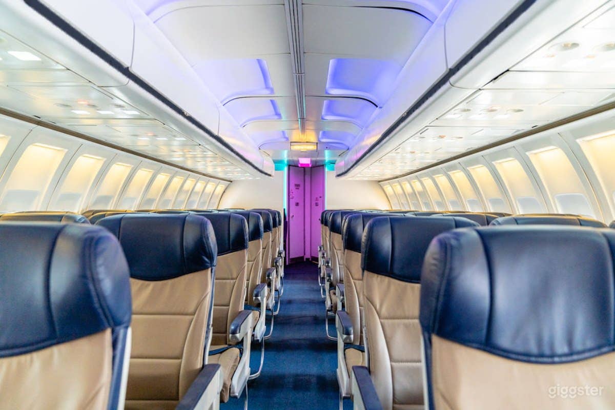 BOEING 737 MAIN CABIN AVAILABLE FOR PHOTO/VIDEO SHOOTS Photo 2