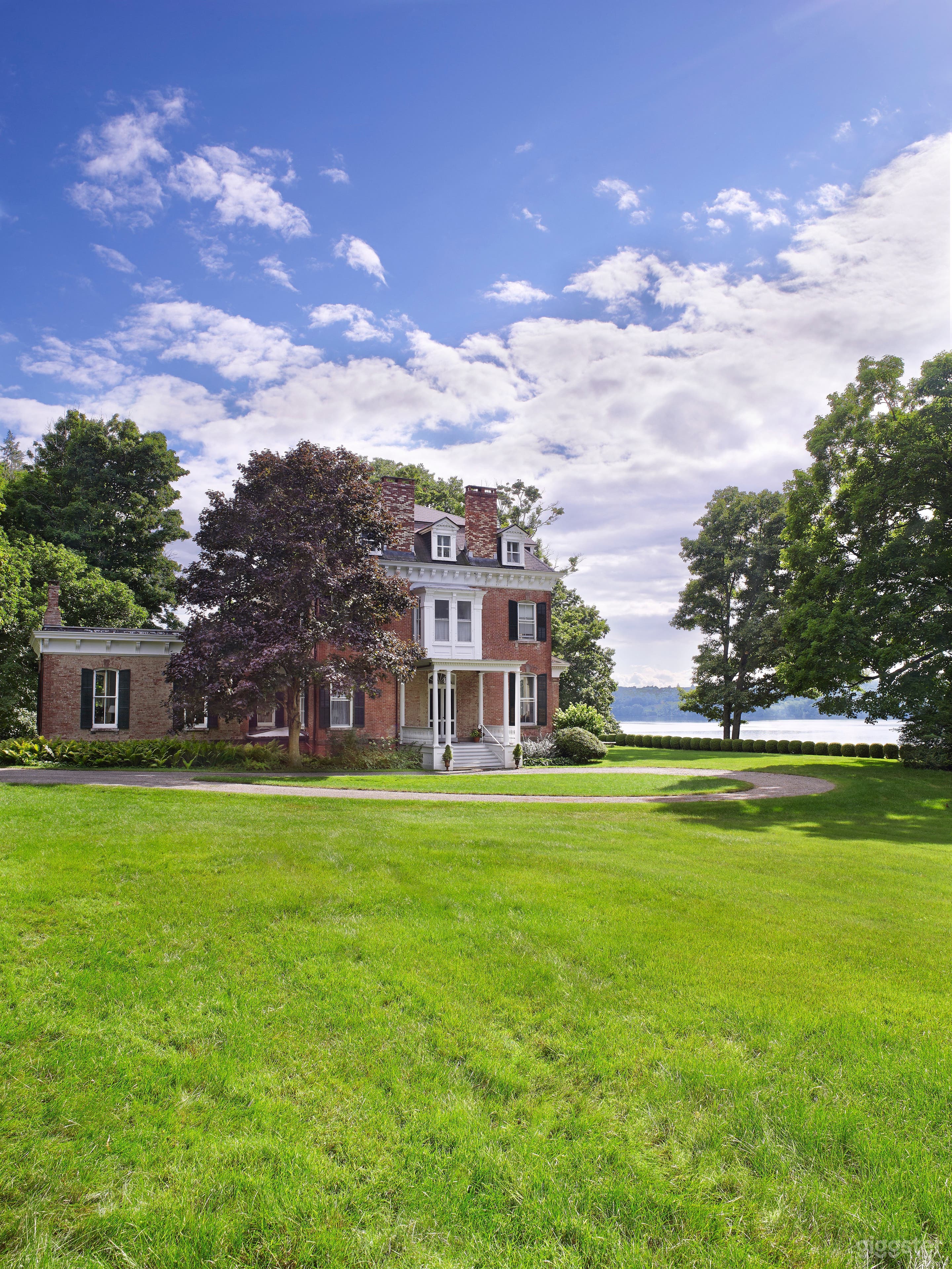 View of the house as you turn the corner on the driveway