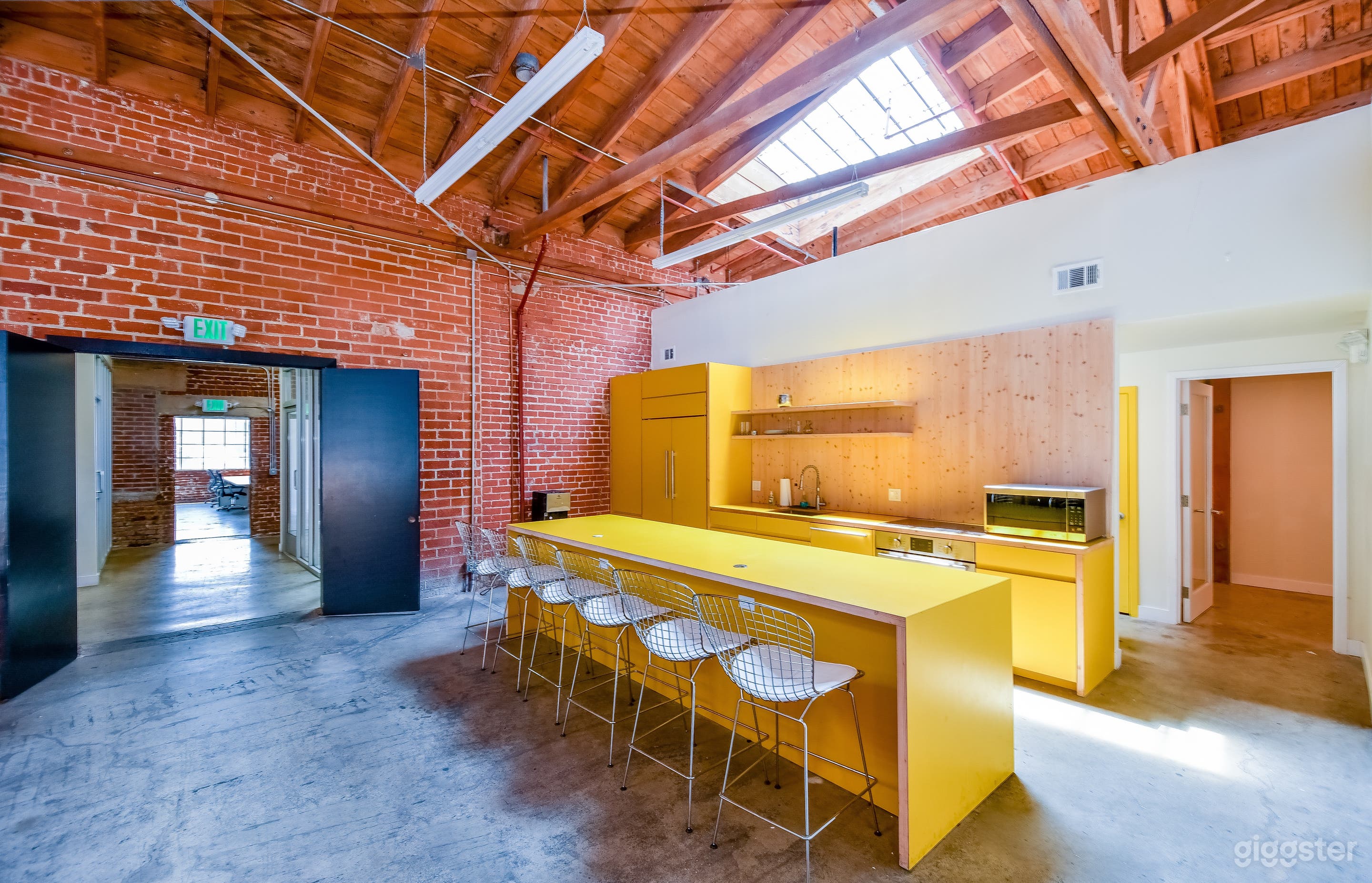 Production Studio(White Cyc)/Commercial Kitchen Photo 2