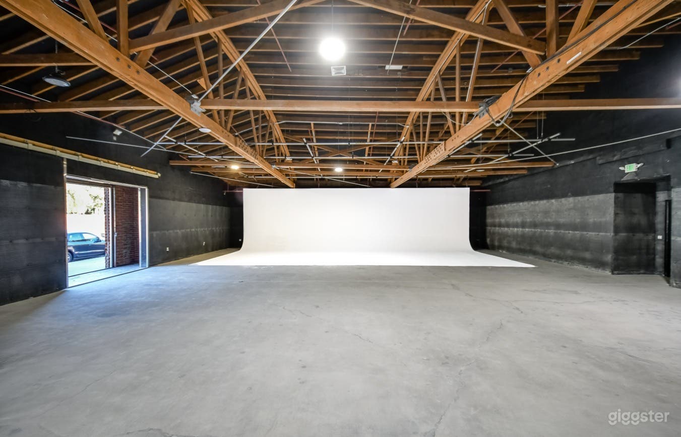 Production Studio(White Cyc)/Commercial Kitchen Photo 3