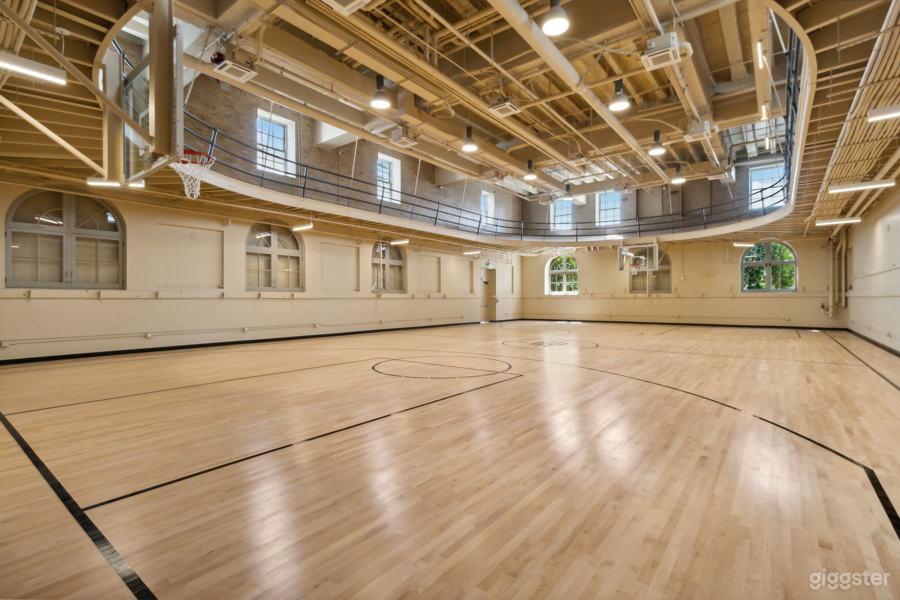 Basketball court in an apartment complex in Los Angeles Photo 4