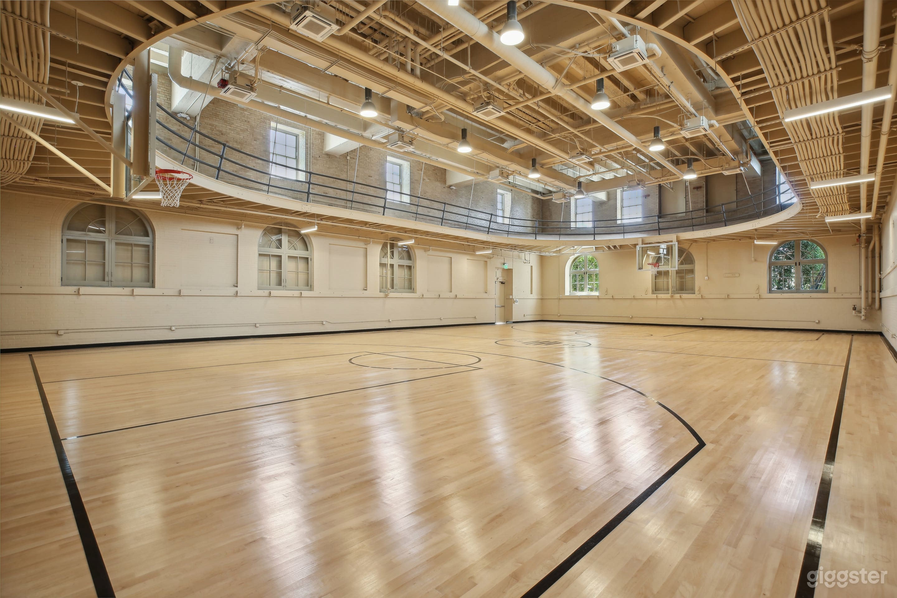 Basketball court in an apartment complex in Los Angeles Photo 3