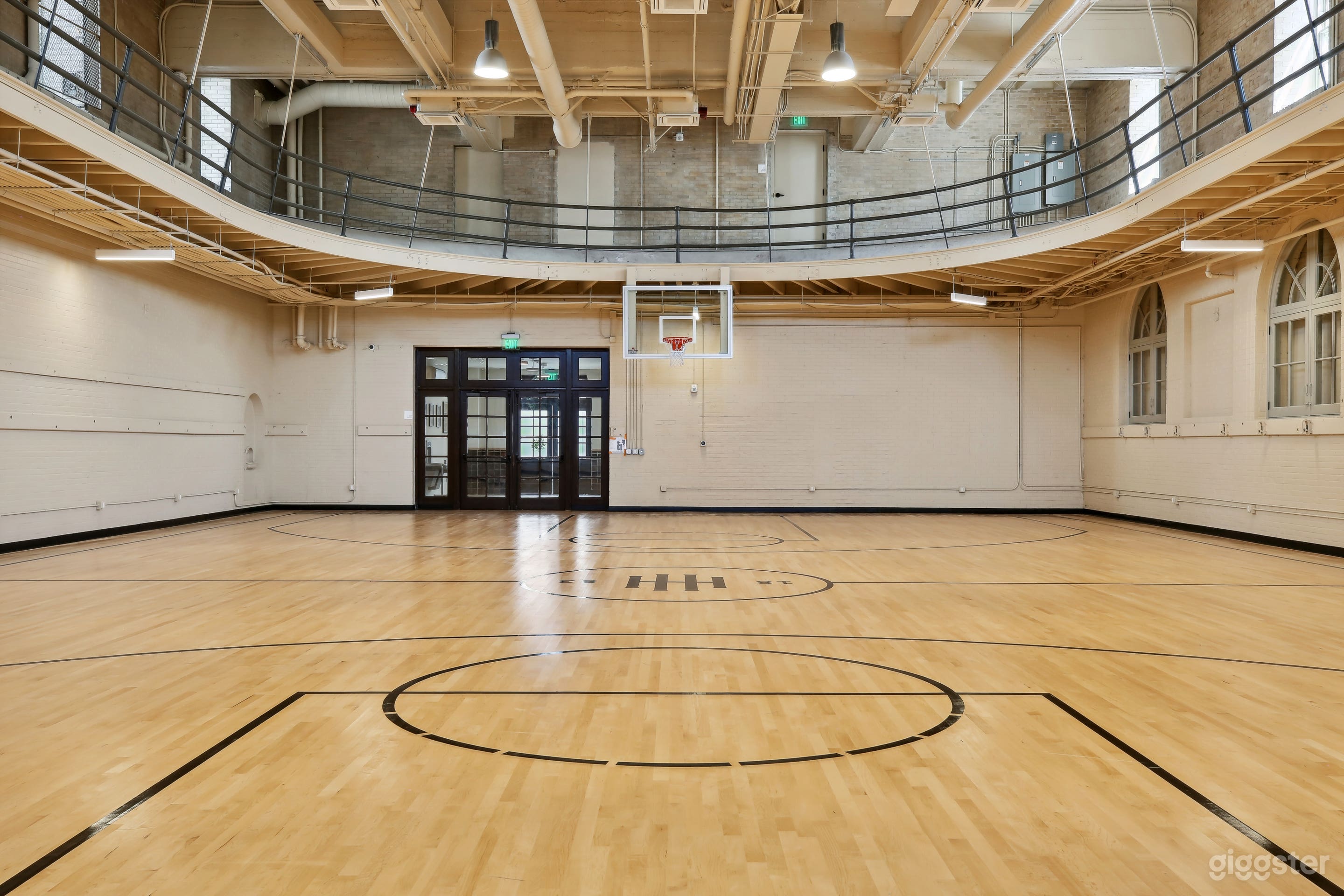 Basketball court in an apartment complex in Los Angeles Photo 1