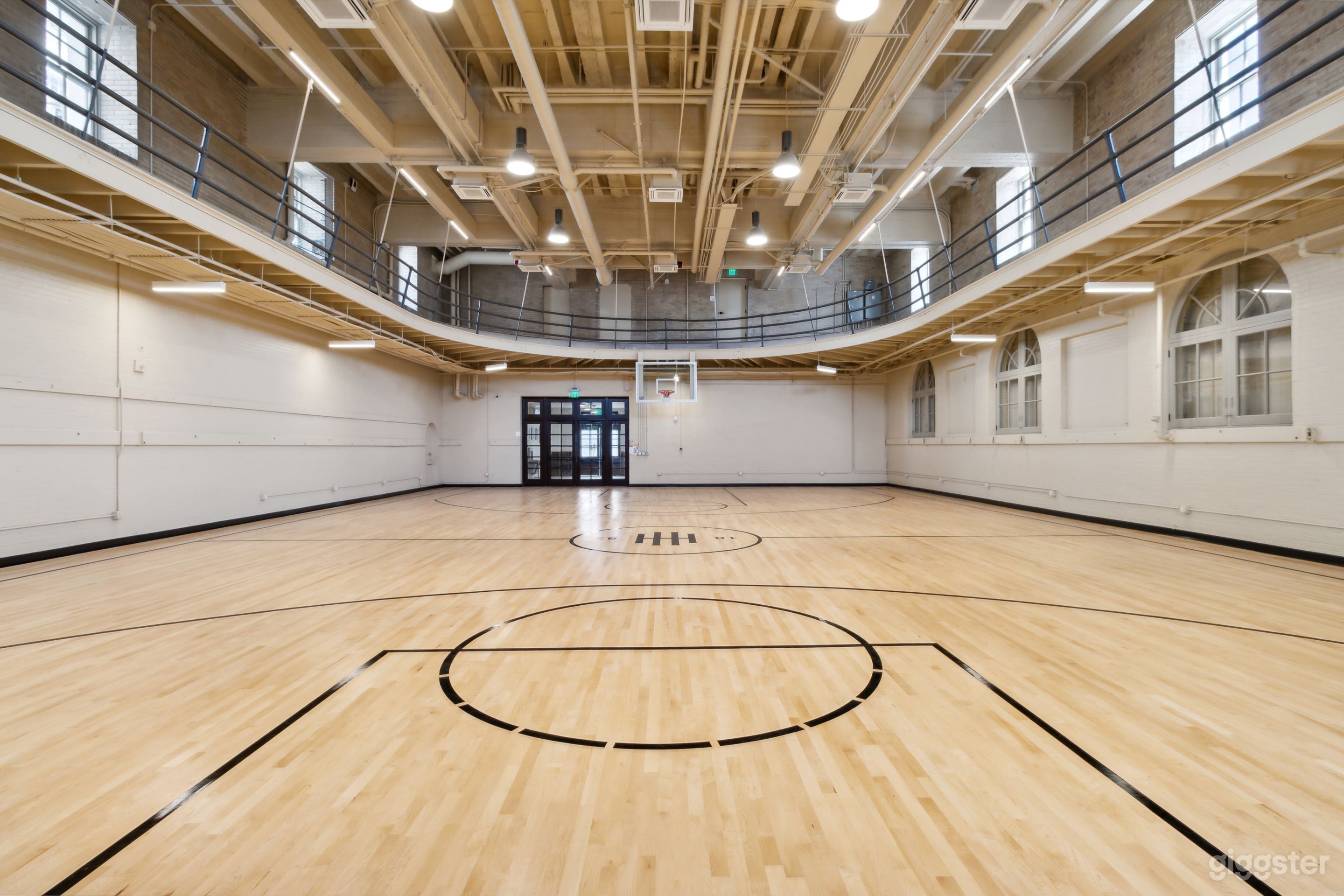 Basketball court in an apartment complex in Los Angeles Photo 2