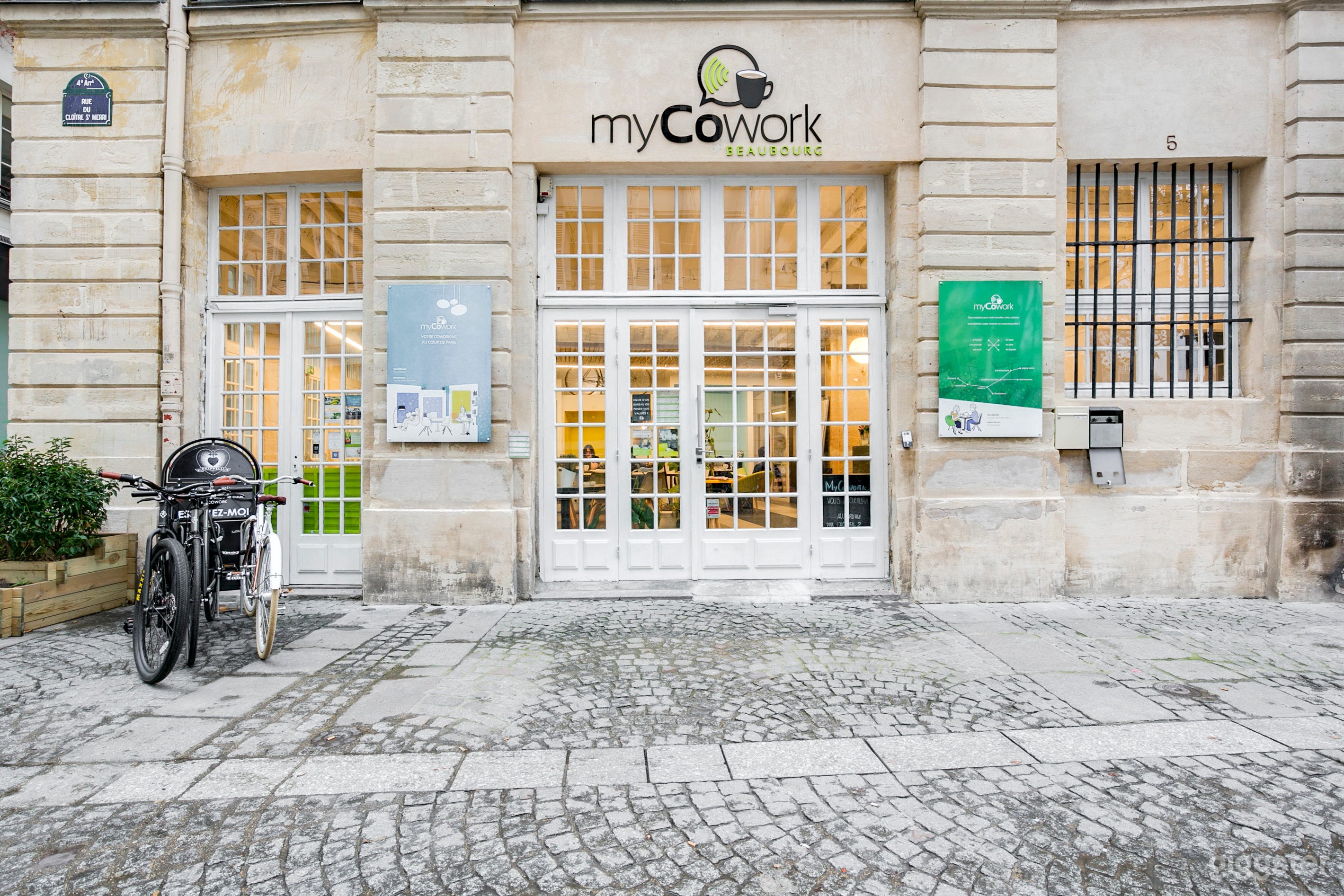 A Parisian Co-Working Space with Stone Walls Photo 2