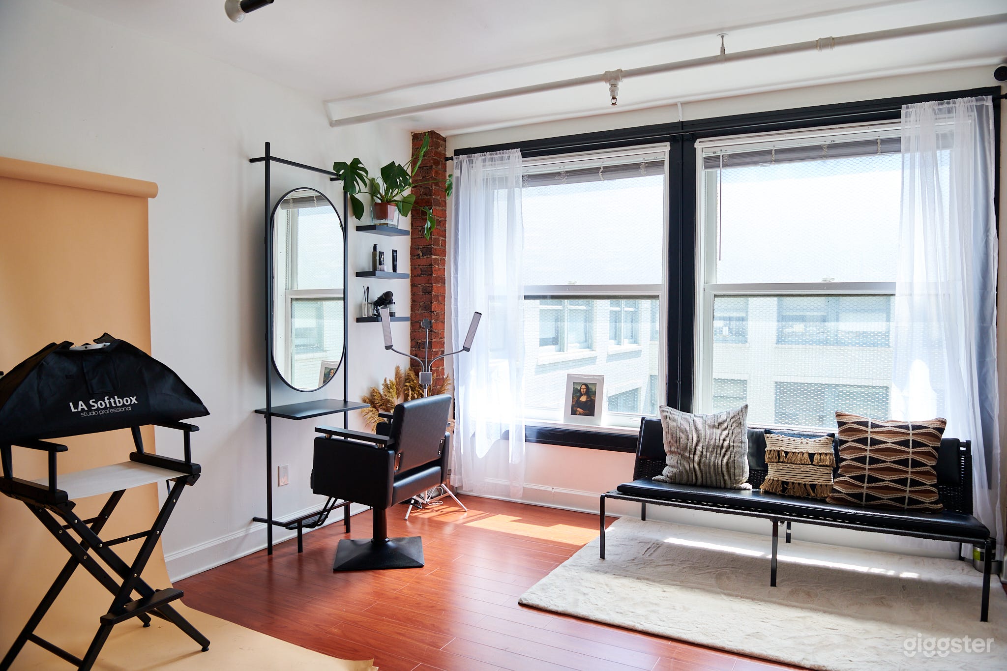 Immerse yourself in a world of luxury and professionalism at Beauty Boss Studio. Our inviting studio space and friendly team create a welcoming atmosphere where you can relax and indulge in top-notch beauty and production services. With our dedication to e