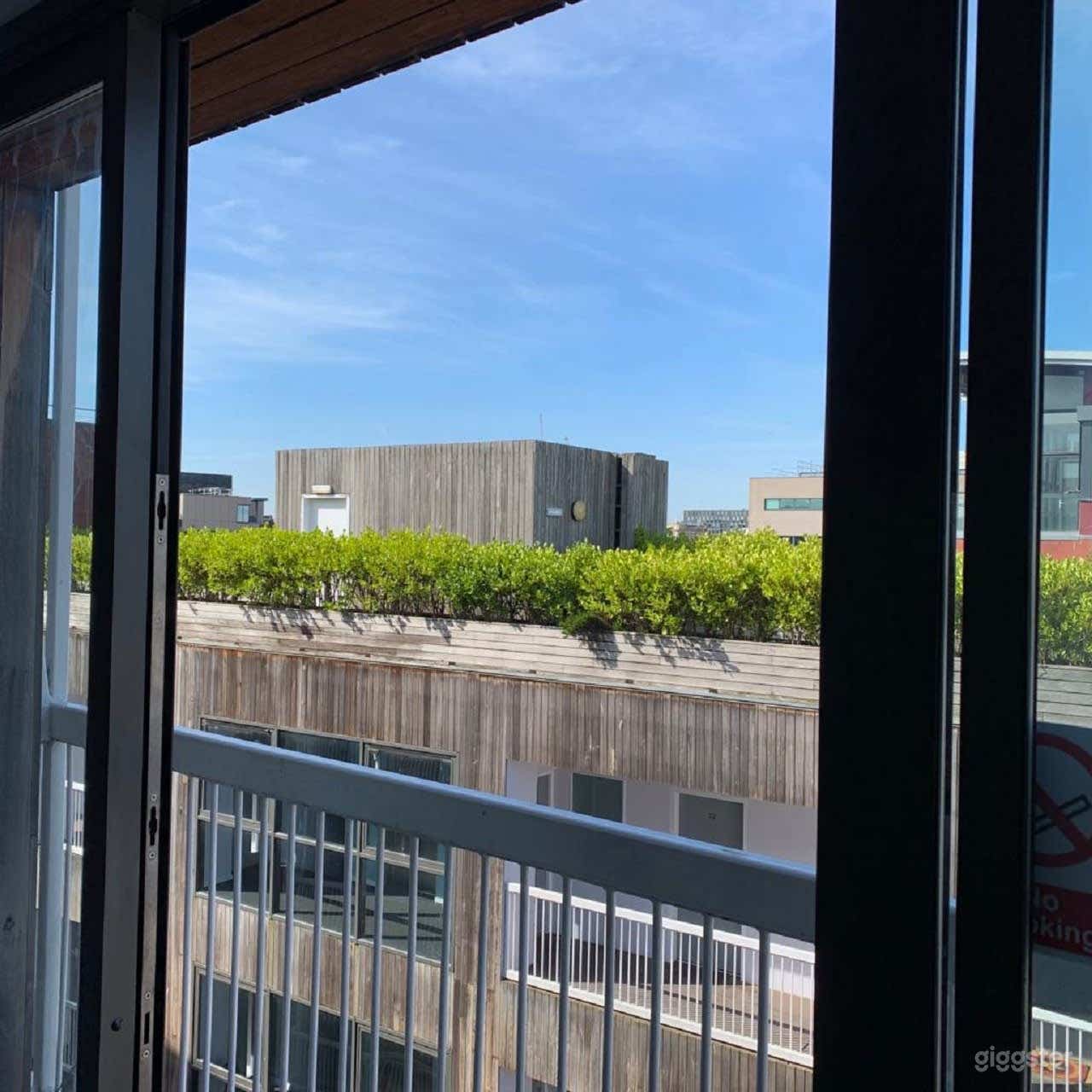 Chic Balcony Apartment in Liverpool  Photo 3