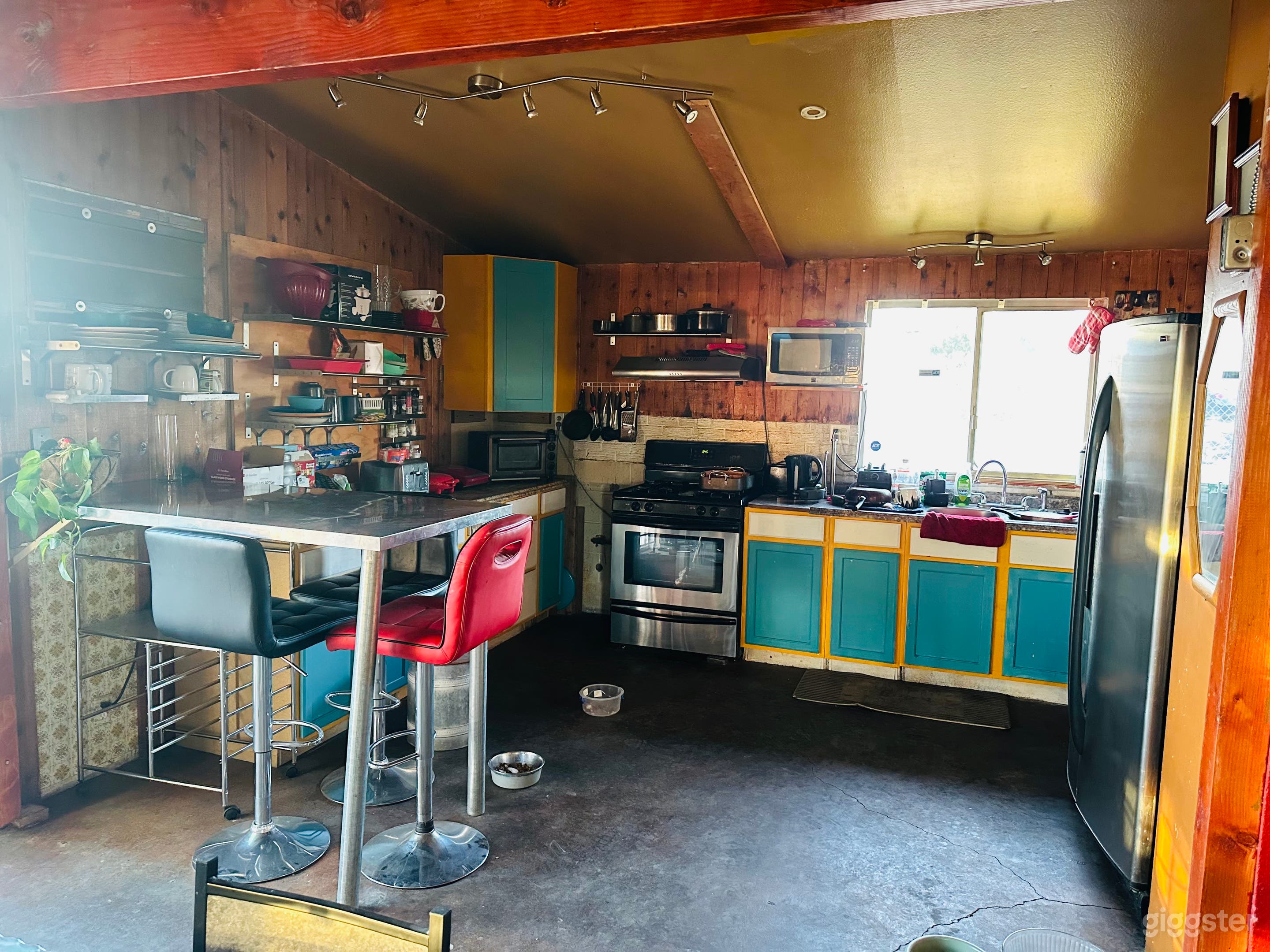 Unique, Cozy and Vibrant Colorful Farm House 6 min to Strip Photo 1