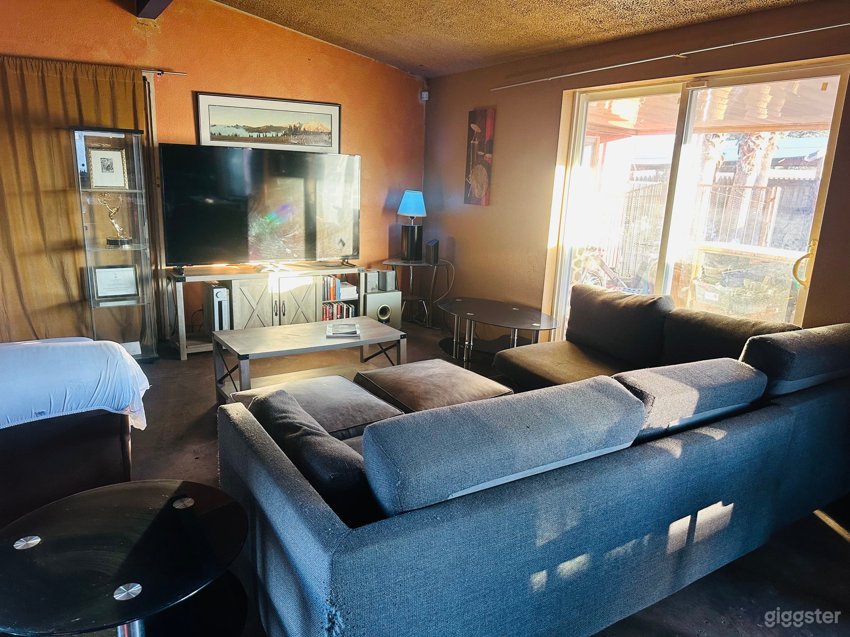 Unique, Cozy and Vibrant Colorful Farm House 6 min to Strip Photo 2