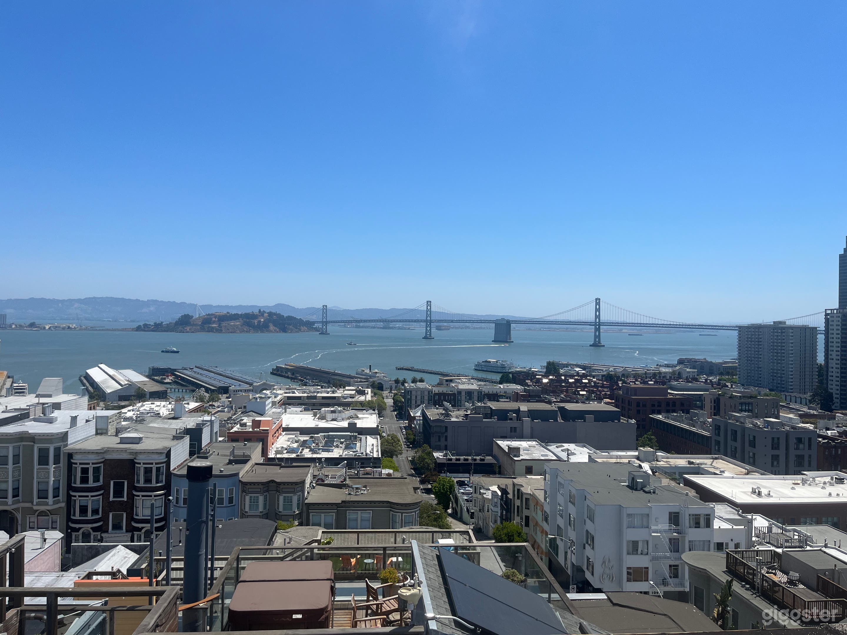 Stunning House w/ Roof Deck facing City &amp; Bay View Photo 3