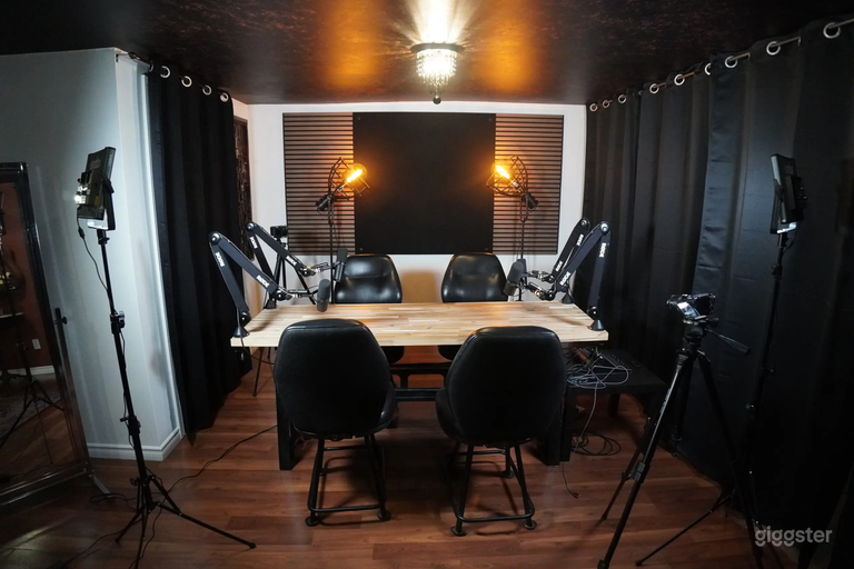  Podcast Studio 