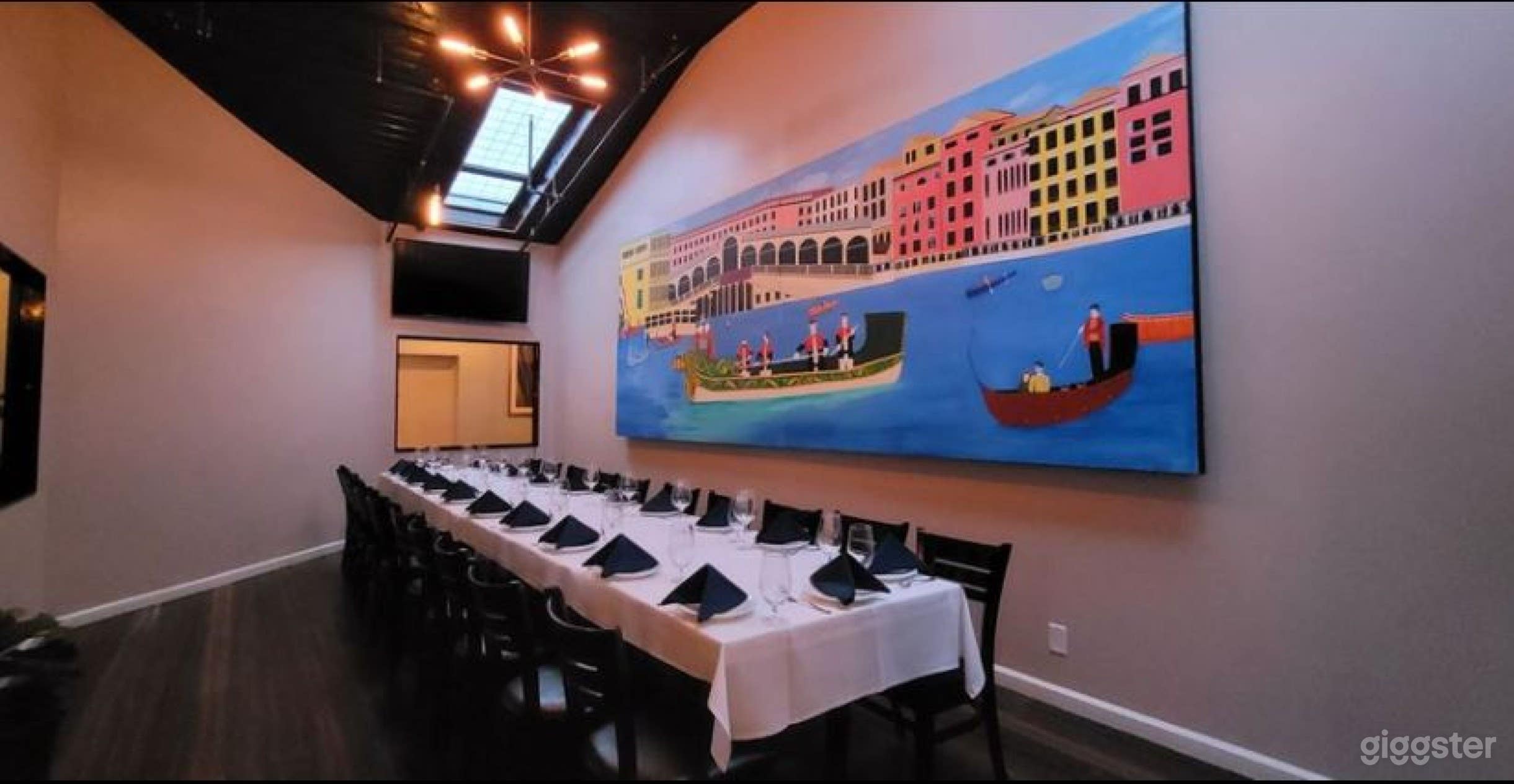 Cosa Nostra room - Up to 22 people - TV available for use