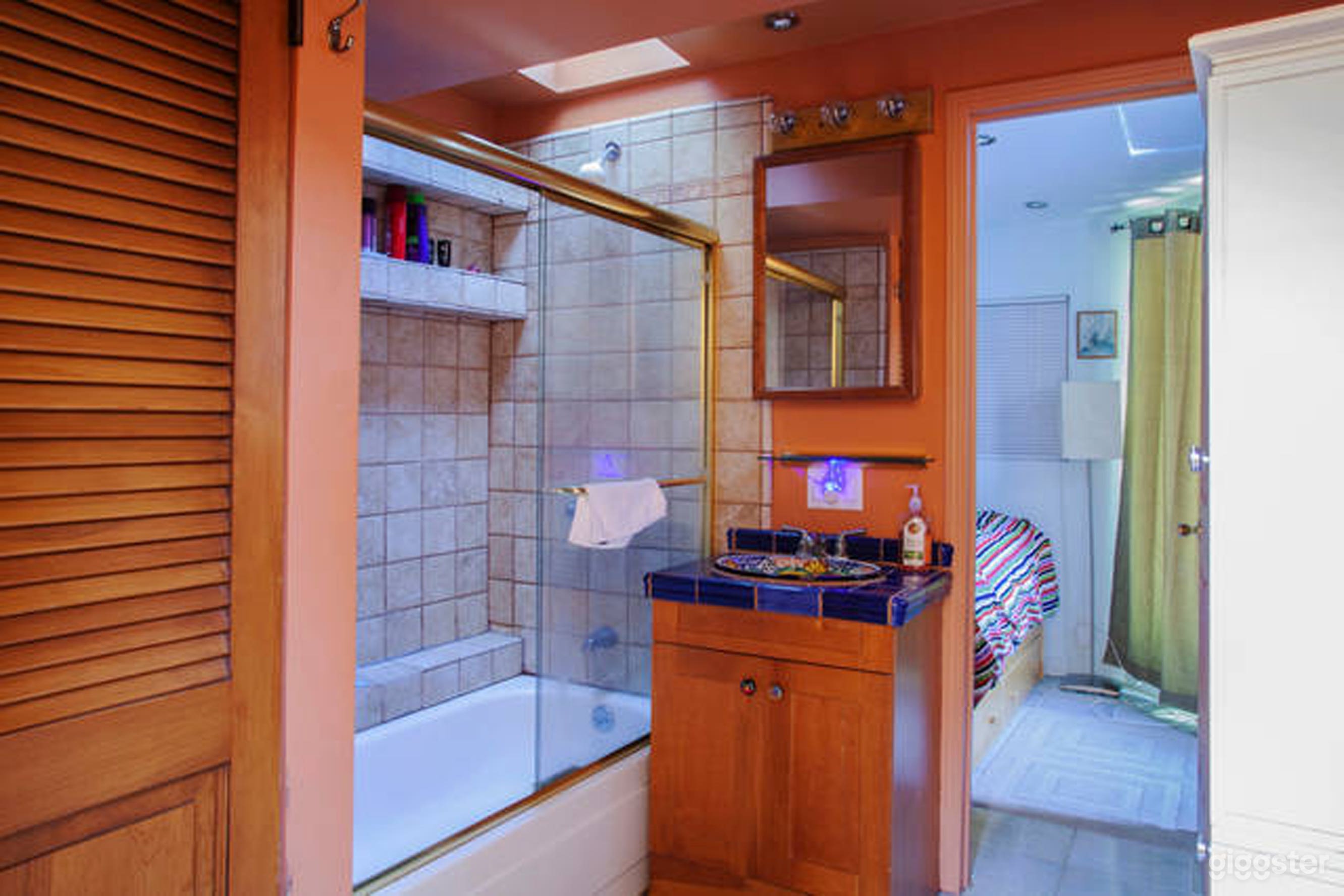 Cute cottage behind main house Photo 3