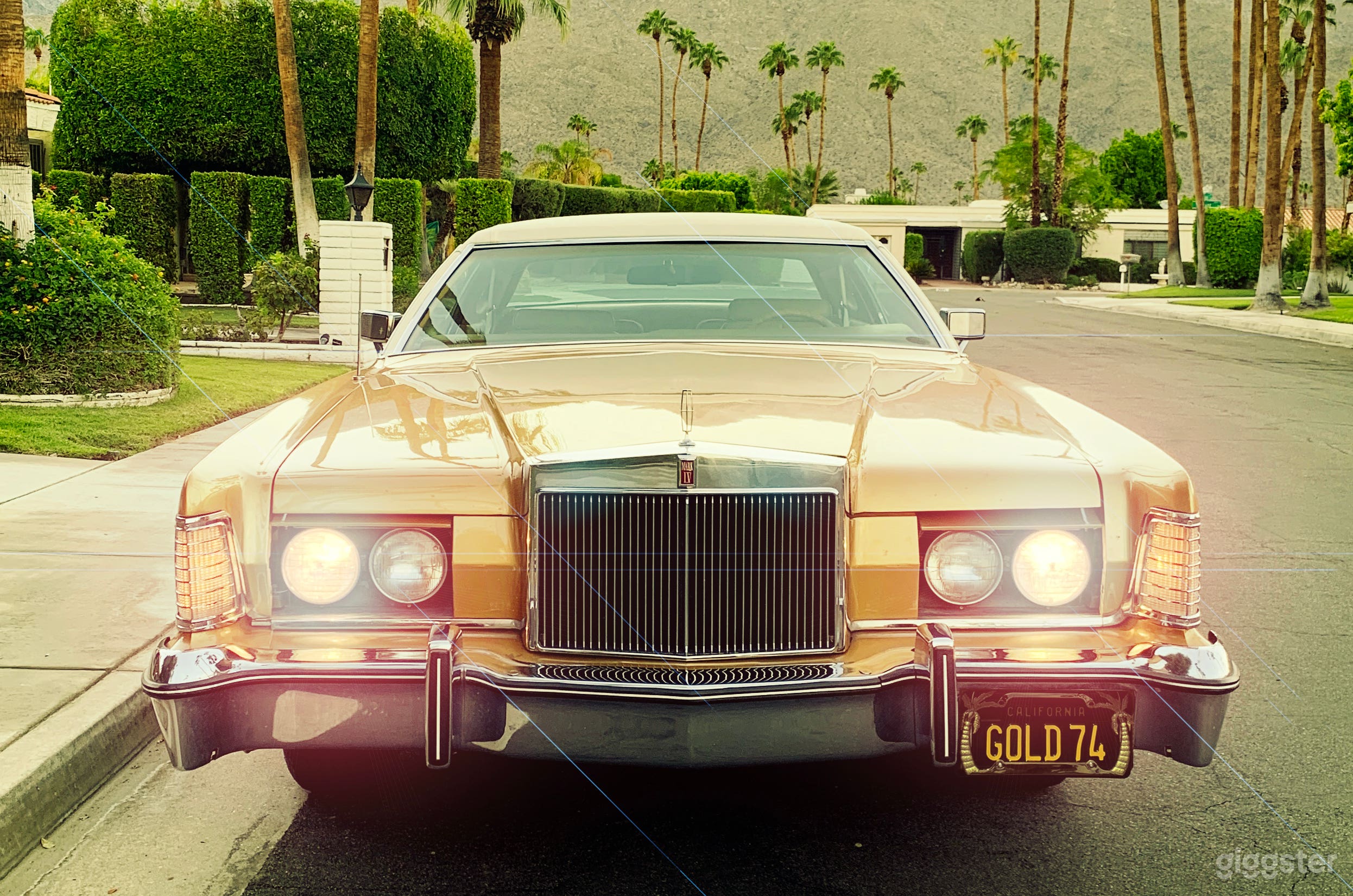 Luxurious 1974 Gold Lincoln Continental Mark IV Photo 3